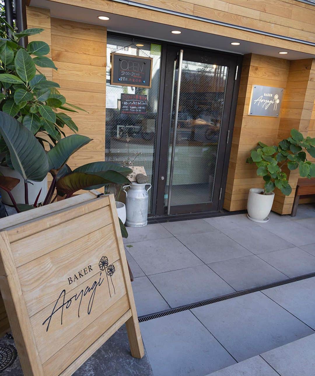 FRaUさんのインスタグラム写真 - (FRaUInstagram)「【味の強弱・変化がついているメロンパン】西日本の方だと懐かしいと思うかもしれないラグビーボール型（サンライズ型）のメロンパンを提供する「BAKER Aoyagi」は、今年5月にオープンした注目店💫パン好きモデル #パン野ゆり さんが「店まるごとが推し！」というパン屋さんです。  中でもお気に入りの #メロンパン は「肉厚だけど軽くてサクサクしたクッキー生地と、ベースのパン生地によるモチッとした食感。その絶妙なコントラストが楽しめます」と絶賛👏  最初はクッキーの甘さを感じながら、中央へ食べ進めるごとにいわゆるメロンパンの味に変化。そして塩気が加わり違った表情を見せていきます😊  メロンパンはピスタチオ味もあり、こちらは甘さ控えめ。大きめにカットされたオレンジピールが甘みと酸味をもたらし、爽やかな味わい。持ち帰って食べるのはもちろん、店内奥にあるイートイン席でも楽しめます。  📍東京都目黒区駒場4-6-2 yamagatayaビル1階  #BAKERAoyagi #ベーカーアオヤギ #パン #パン屋 #パンスタグラム #frau」10月29日 20時41分 - fraumagazine