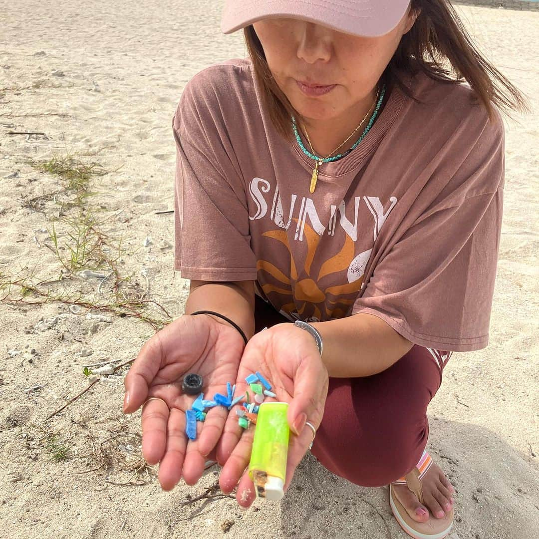 田中律子さんのインスタグラム写真 - (田中律子Instagram)「イベント終わり翌日も、美らSUNビーチに行って、撤収作業🚚  遊ばせてもらったビーチを最後スタッフみんなでビーチクリーン✨大きなゴミはなかったけど、タバコの吸い殻や、細かいマイクロプラスチックがたくさん😢 拾えるだけ拾ってきたよ😭 ビーチでタバコ🚬吸ったら、吸い殻をビーチに捨てないでほしいなぁ🥹  家に帰ってから、イベントで使ったBIG SUPのお片付け🏄膨らますのも、片付けるのもこんな大きいのに時間もかからず、らくちん❗️BRAVOありがとうございます😊　@bravo_okinawa   そして、ジュンくんから　@jun.murayama めちゃくちゃ素敵なネームプレートが🧡山の家が完成したら、家に表札でつけよかな🤩ジュンくん、ありがと🤙🏼  #okinawa  #okinawalife  #beachlife  #海のある生活  #ビーチクリーン  #マイクロプラスチック」10月29日 20時41分 - ri2kotanaka