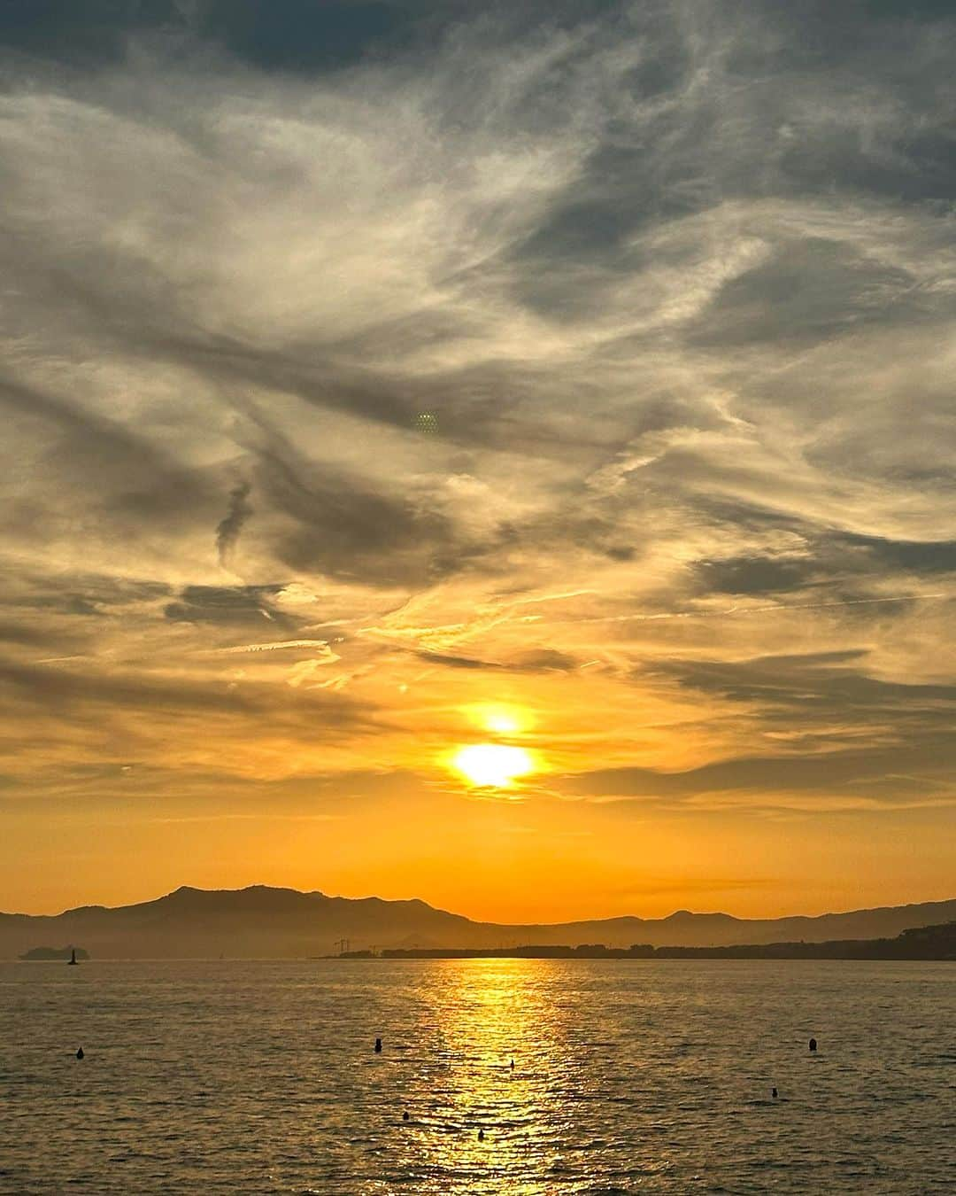 中塚翠涛さんのインスタグラム写真 - (中塚翠涛Instagram)「"Le ciel qui couvre de moi."  心奪われる空との出逢い。  陽が沈んた後も、色々な偶然が重なったとても興味深い1日。  世界は狭い。  #côtedazur  #france  #vacances  #sky  #inspiration  #suitounakatsuka  #旅先書家　#calligraphy  #art #artist」10月29日 20時41分 - suitou