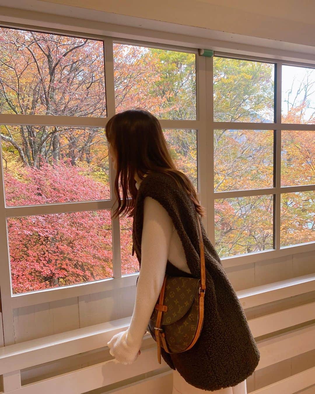 和田瞳さんのインスタグラム写真 - (和田瞳Instagram)「落ち葉の絨毯に色付いた木々と中禅寺湖、最高のロケーション。 本当にベストタイミングでした🍂🍁  小学校の修学旅行と大学生のときに行ったことがあって、 今回が3回目だったのだけど中禅寺湖は初めてだったの。  湖畔をお散歩してるだけでとっても癒されました。 ちょっと冷たい空気も美味しかったな～  vest : #melirich tops : #momentplus skirt : #RANDA shoes : #TODS bag : #louisvuitton」10月29日 20時41分 - hitogram0218