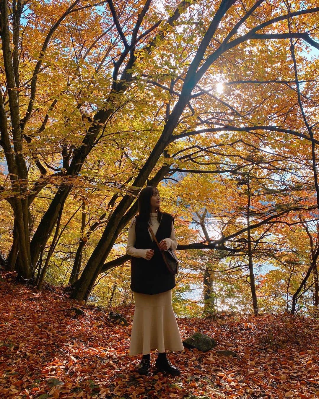 和田瞳のインスタグラム：「落ち葉の絨毯に色付いた木々と中禅寺湖、最高のロケーション。 本当にベストタイミングでした🍂🍁  小学校の修学旅行と大学生のときに行ったことがあって、 今回が3回目だったのだけど中禅寺湖は初めてだったの。  湖畔をお散歩してるだけでとっても癒されました。 ちょっと冷たい空気も美味しかったな～  vest : #melirich tops : #momentplus skirt : #RANDA shoes : #TODS bag : #louisvuitton」