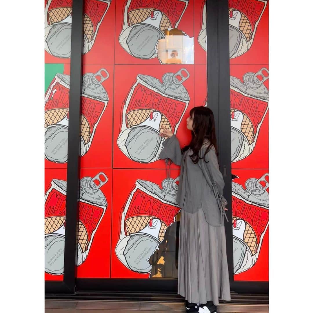 高柳明音さんのインスタグラム写真 - (高柳明音Instagram)「👻🥫  私の好きな グラフィックアーティストさんが 期間限定で渋谷に施してる アートワークのおばけちゃんに 会いに行ってきた🥹♡  おしゃれで可愛くて 世界観が大好き。  いつか関東で展示会とか やってくれる時が来たら 絶対行くんだ…🥲  写真は最近私の プライベートカメラマン化している 楠木さん。いつもありがと。笑  #yairikoichi  #渋谷」10月29日 20時33分 - akane_o8o