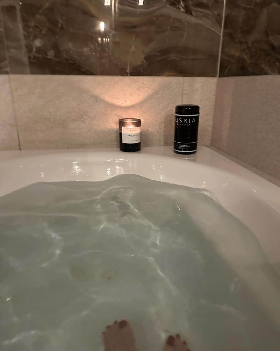 田丸麻紀さんのインスタグラム写真 - (田丸麻紀Instagram)「日曜日の今日は 朝から 全力でまったりday  夕方から家族で 映画　📽️  The Haunted Mansion を観ながら  デリバリー🍕ピザディナー🍽️  ひたすら のんびり、ゆっくり  たまには そんな1日もあり。  今夜は お気に入りのバスオイルで はやめにお風呂🛀にはいって ベッドに飛び込もう  乾燥が気になる季節に突入。 今年は相方さんがなかなか強めの加湿器を購入  歳を重ねるごとに乾燥が怖い😱」10月29日 20時34分 - tamarumaki