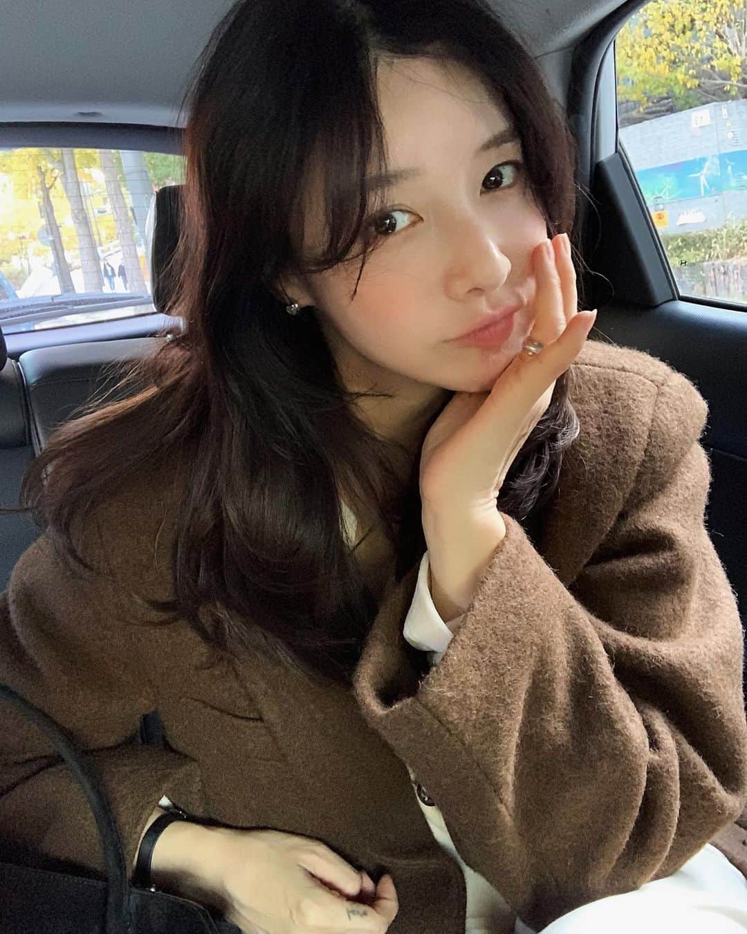 nanaのインスタグラム：「인간 곰돌이 된 날🙆🏽  한남동에서 반갑게 응원 날려주신 언니(나보다 젊을수도🫣) 감사했어요!!! 러브!!!」