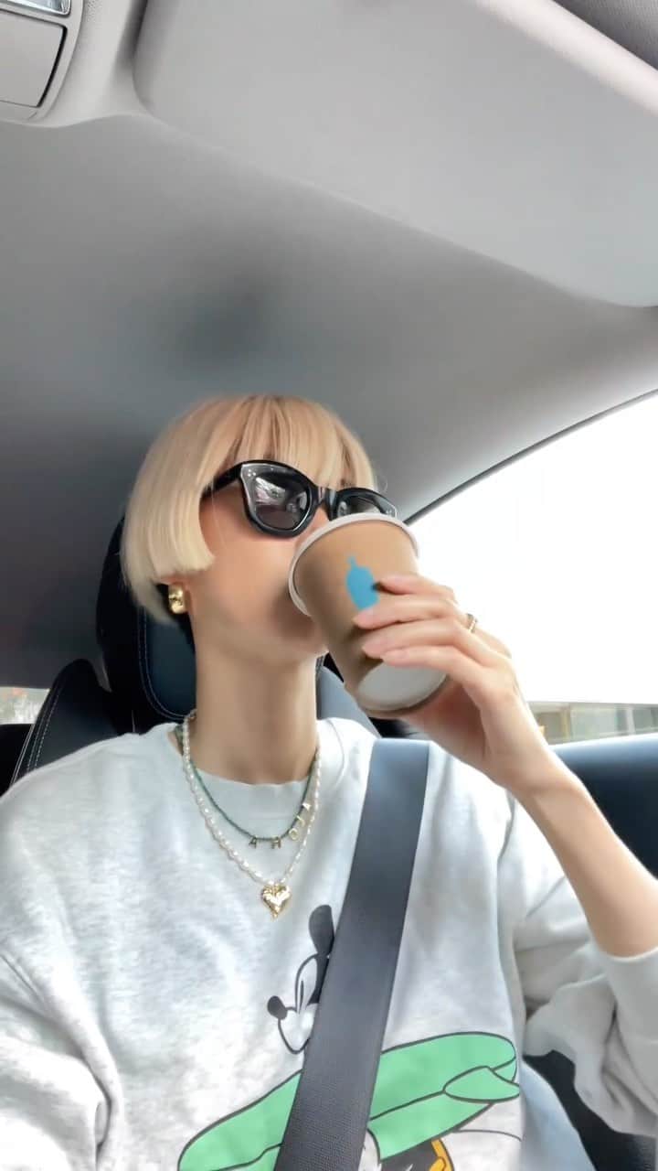シェンのインスタグラム：「何着たらいいかわからない季節 🟰何着てもいいよね😌」