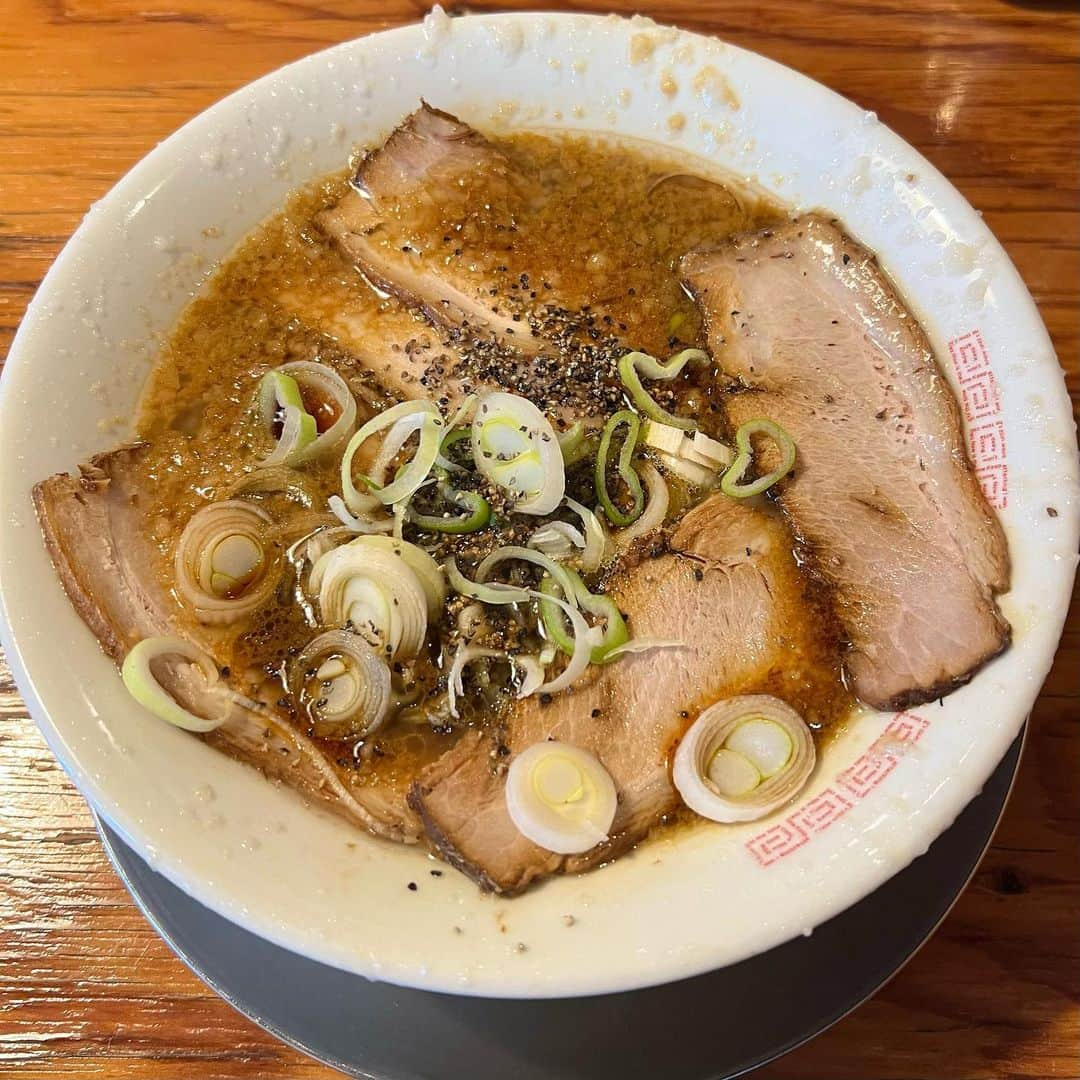 日高優希さんのインスタグラム写真 - (日高優希Instagram)「🍜🖤  以前から気になっていた五泉市のラーメン店へ！ （ラーメン男もお邪魔した人気店です💭）  麺が染まるほど真っ黒で香ばしい醤油スープにたっぷり背脂の一杯🐷 最初は塩味のインパクトにびっくりしましたが、同時に旨みと甘みも感じられて気づけば完食していました🥢 チャーシューも味がしみしみで美味しかったです、追加でオーダーしたライスもペロリでした🍚  スイーツにラーメン…美味しいものでパワー注入できたので今週も頑張ります💪  #五泉市 #中田製作所 #背脂ブラックチャーシュー  #新潟グルメ #新潟ラーメン #五泉グルメ  #五泉ランチ #TeNY #テレビ新潟 #アナウンサー #日高優希」10月29日 20時36分 - yuki_hidaka_teny