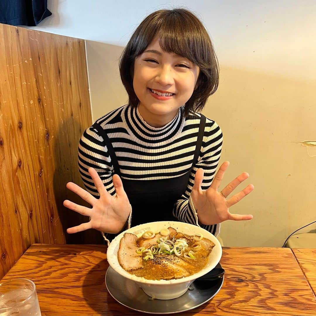 日高優希さんのインスタグラム写真 - (日高優希Instagram)「🍜🖤  以前から気になっていた五泉市のラーメン店へ！ （ラーメン男もお邪魔した人気店です💭）  麺が染まるほど真っ黒で香ばしい醤油スープにたっぷり背脂の一杯🐷 最初は塩味のインパクトにびっくりしましたが、同時に旨みと甘みも感じられて気づけば完食していました🥢 チャーシューも味がしみしみで美味しかったです、追加でオーダーしたライスもペロリでした🍚  スイーツにラーメン…美味しいものでパワー注入できたので今週も頑張ります💪  #五泉市 #中田製作所 #背脂ブラックチャーシュー  #新潟グルメ #新潟ラーメン #五泉グルメ  #五泉ランチ #TeNY #テレビ新潟 #アナウンサー #日高優希」10月29日 20時36分 - yuki_hidaka_teny