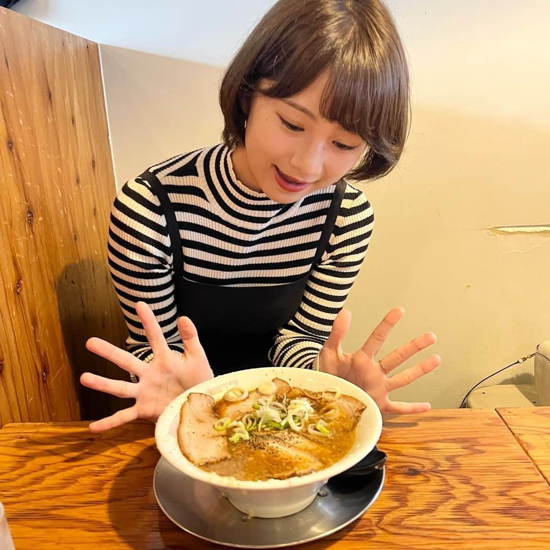 日高優希のインスタグラム：「🍜🖤  以前から気になっていた五泉市のラーメン店へ！ （ラーメン男もお邪魔した人気店です💭）  麺が染まるほど真っ黒で香ばしい醤油スープにたっぷり背脂の一杯🐷 最初は塩味のインパクトにびっくりしましたが、同時に旨みと甘みも感じられて気づけば完食していました🥢 チャーシューも味がしみしみで美味しかったです、追加でオーダーしたライスもペロリでした🍚  スイーツにラーメン…美味しいものでパワー注入できたので今週も頑張ります💪  #五泉市 #中田製作所 #背脂ブラックチャーシュー  #新潟グルメ #新潟ラーメン #五泉グルメ  #五泉ランチ #TeNY #テレビ新潟 #アナウンサー #日高優希」