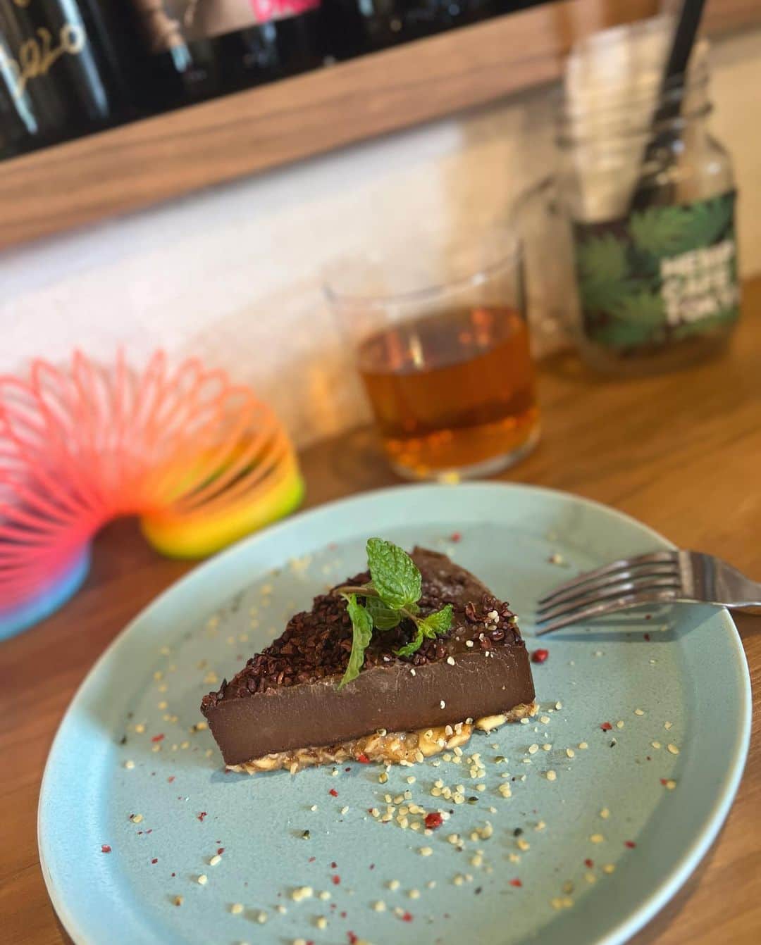 三好ユウさんのインスタグラム写真 - (三好ユウInstagram)「最近気に入っているHEMP CAFE TOKYO☕️ @hempcafetokyo  My favorite cafe in EBISU. ⁡ ⁡ ヘンプ&100％VEGANをコンセプトにしているカフェ☕️ デザートもグルテンフリーだし超好みです😆🫶 素材にも拘ってるみたいで安心😊  ⁡ 写真は醤油糀のCBDチョコレートケーキ。 10mg配合。味もとても美味しい！ ランチメニューも気になる〜👀  CBD商品の品揃えも豊富で 海外の方も多く訪れている印象です。 ⁡ 日本はまだまだ少ないからこんなコンセプトのお店が もっと増えるといいなぁ。 ビルの8階だから最近まで気付かなかった💦 これからも通います🚶 ⁡ ⁡  #恵比寿カフェ#cbdオイル #ヘンプカフェ#ダイエット#グルテンフリースイーツ #アラフォー美容#美容好きな人と繋がりたい #ヘルシーランチ #日本美食#粉我#좋아요환영#CBD#healthy#beauty #cbdcafe#vegan」10月29日 20時37分 - yuu_5240