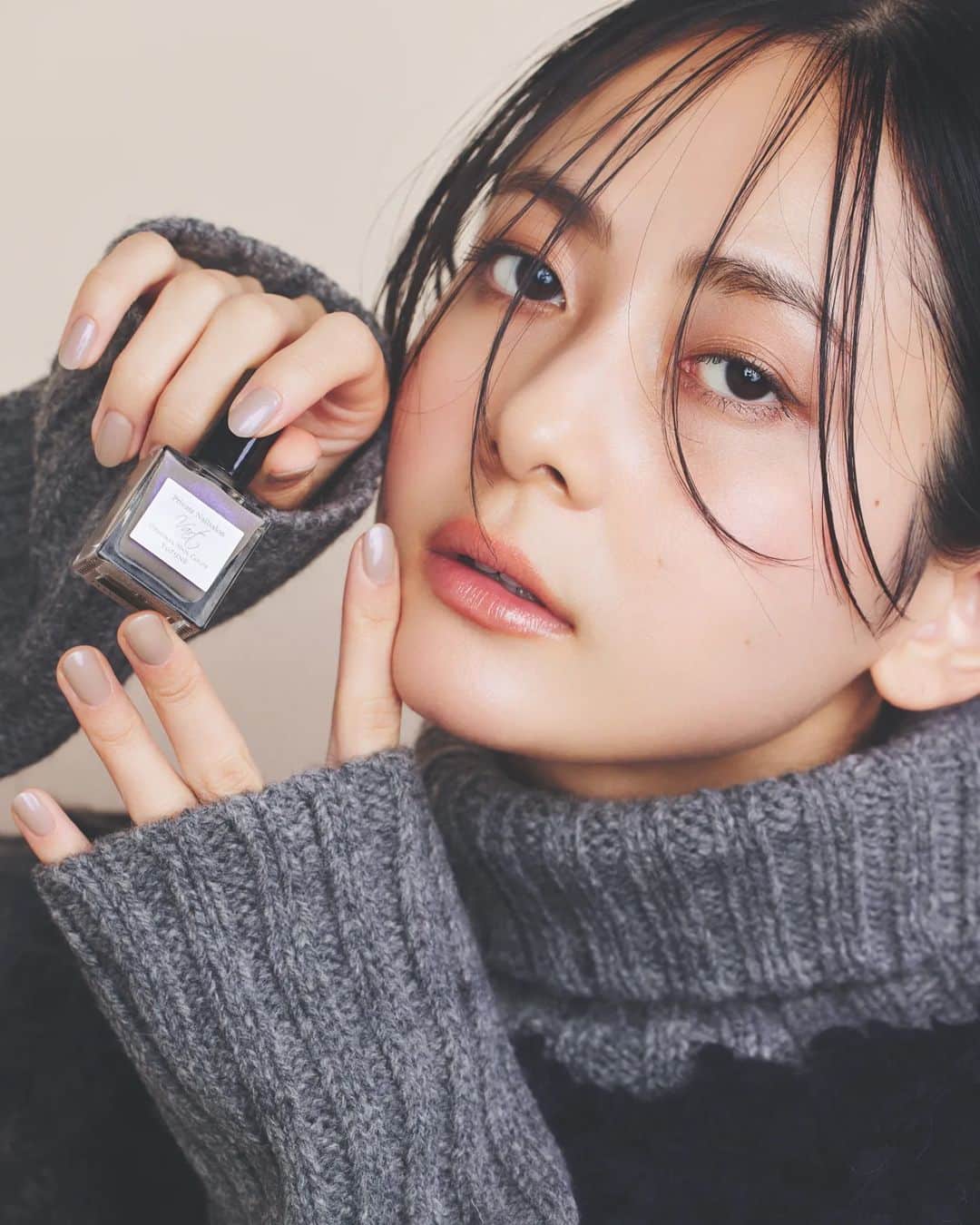 小川琴美のインスタグラム：「@vart_nailcolor_official  計3種類の限定カラーに合わせたビジュアルが公開されてます。  撮影の時に実際に塗ってもらったんだけど、本当にジェルネイルみたいな質感で感動した　何より色味が絶妙で並々ならぬこだわりを感じる♡  @mdr_uki」