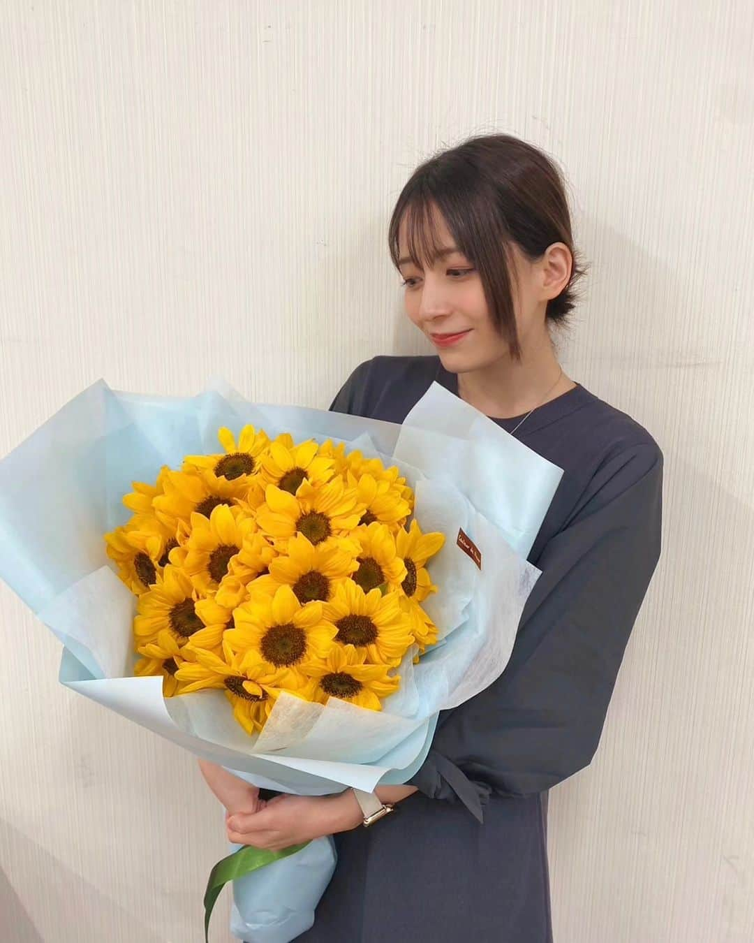 佐々木優佳里のインスタグラム：「🌻  ありがとう💕  #握手会 #ひまわり #花束 #生誕 #ありがとう」