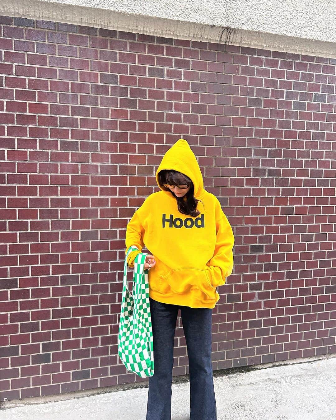 長澤メイのインスタグラム：「💛💛💛 @_hoodmart_   古着のパーカーに シルクスクリーンしてあるyo  みんなに聞かれるパーカー✌️💛」