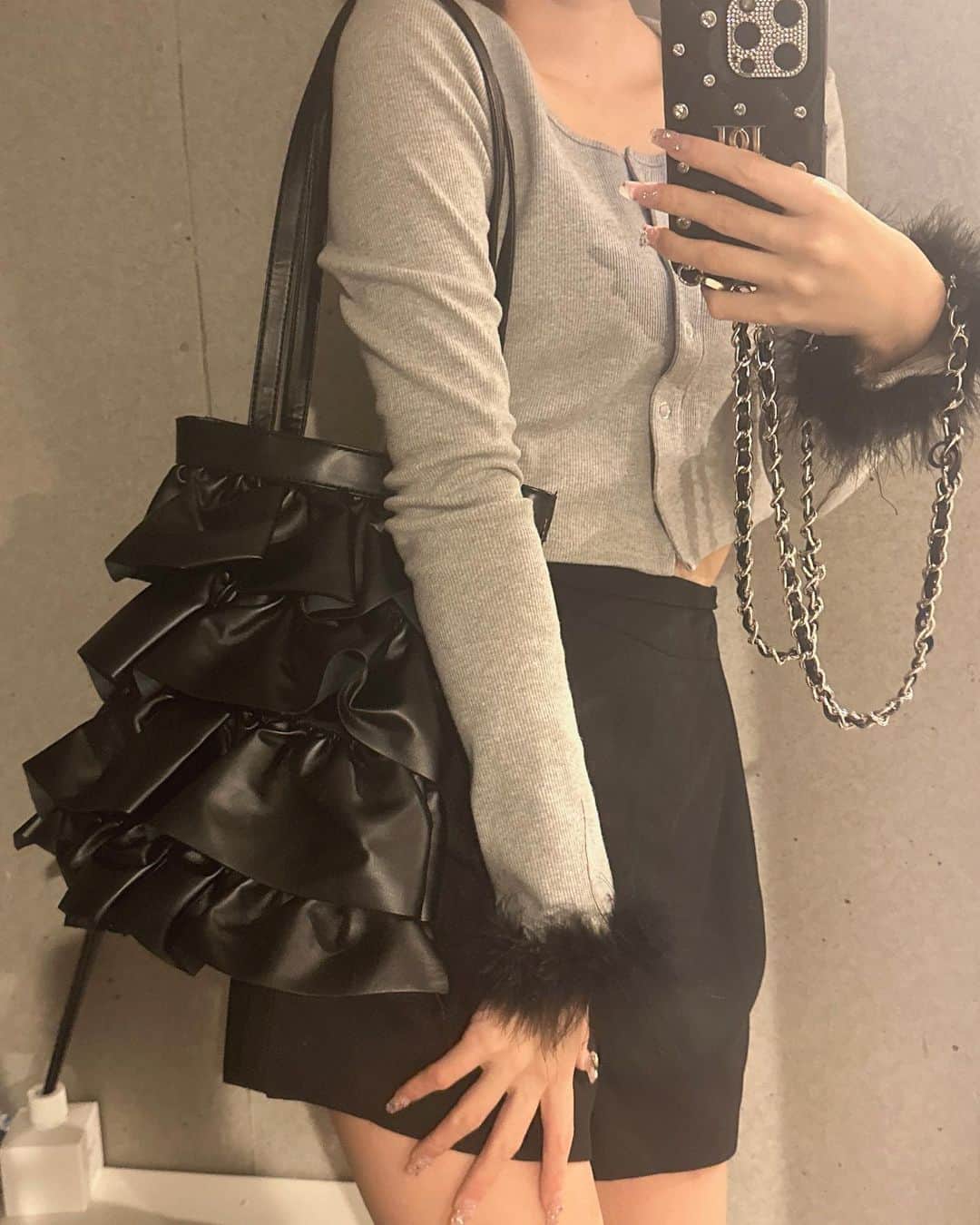 渡辺葉月のインスタグラム：「📰♟♡  ZOZOTOWN限定ブランド 「CHICK/チック @chick___official   ✔ フリルティアードトート ZOZO商品コード：76377606  少し荷物の多い日にも 最適すぎるトート♡  シンプルなコーデの時でも フリルがアクセントになって可愛い♡  #pr」
