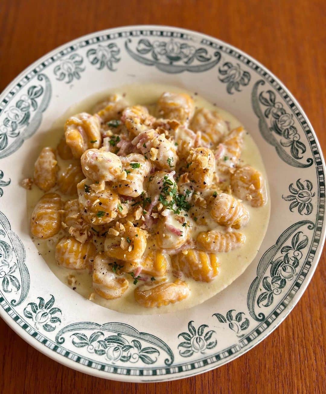 SHIORIのインスタグラム：「・・・ ＼＼只今38期生募集中👩‍🍳／／  今月のレッスンはついに来ました！ 手打ちパスタ（トロフィエとカヴァテッリ）＆ニョッキ〜👩‍🍳🇮🇹  @ateliershiori.online では定番家庭料理から日々に役立つお助けメニュー、手間暇を楽しむおもてなし料理、世界の人気料理‥  など様々なメニューをご紹介していますが、今回はお久しぶり、お待ちかね😍（？！）の #作れなくても問題ないけど人生豊かになるシリーズ　です。  だって乾燥パスタの方が早いし楽ですよね。  でも！手打ちパスタには作った人にしかわからないおいしさがあります。  確かに手間はかかりますが、こねたり成形したりがとにかく楽しい。ぶきっちょさんでもおーちゃくさんでも大丈夫。  ぶかっこうでも愛おしい！ ふぞろいでも愛おしい！ 茹でてソースを絡めてしまえば全部おいしい！  初めての方でも問題なくお楽しみいただけます  今回ニョッキは ✔︎チーズクリームソース ✔︎ゴルゴンゾーラソース 手打ちパスタは ✔︎タコのラグー ✔︎アンチョビとブロッコリー ✔︎きのことサルシッチャ  の5つのソースでご紹介👩‍🍳  パスタマシンや特別な器具がなくても作れる、指先ひとつで楽しめる手打ちパスタにニョッキ。どちらも手作りでしか味わえないおいしさです❤️  アトリエ4年目に入り、満を持してのご紹介となりました✨  こういうメニューはイベント的に、お子さんやご家族、パートナー、友人を巻き込むのもおすすめ。食べる楽しみだけじゃなく、作る楽しみから分かち合えるって最高です🫶  明後日のハロウィンはかぼちゃのニョッキで決まりっ🎃🦇👻  大好評だった手打ちパスタにニョッキ！ いつご入会頂いても学べます✨  ➖➖➖➖➖➖➖➖  ＼＼只今38期生募集中👩‍🍳／／  @ateliershiori.online  は、好きな時に好きな場所から自分のペースで受講できるオンライン料理教室です。  入会金や手数料はありません。 1ヶ月からのお試しも可能なので、気になったらぜひ一歩踏み出してみてください🌈  過去レッスンは全てご視聴頂けます。  ________________  ⚠️お申込みは30日17時まで⚠️ プロフィールページのURLからお申し込みいただけます。その際、ご自身のユーザーネーム（ID）漏れが非常に多くなっておりますので焦らず、必要事項を全てご記入お願いいたします🙇‍♀️  #SHIORIレシピ #料理教室 #オンラインレッスン #食卓から暮らしを豊かに」