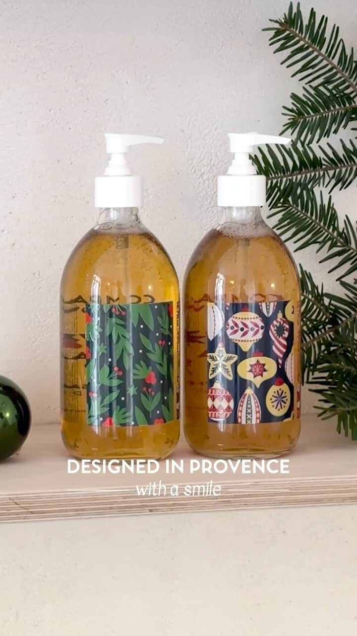 カンパニードプロバンスのインスタグラム：「Surprise !!  C’est l’heure de découvrir nos Éditions Limitées 😍 Deux Savons Liquides de Marseille Epices d’Hiver & Doux Sapin... Des produits qui sentent bon l’esprit de Noël ✨  Et parce que cette fête est sacrée chez Compagnie de Provence, nous en avons fait un objet essentiel de votre déco ! Découvrez des illustrations festives inédites au dos de vos iconiques flacons en verre 🎄 pour créer une atmosphère chaleureuse et réconfortante… __  Our limited editions : the essentials of your Christmas decoration ! Discover festive illustrations on the back of your glass bottles 🎄 to warm you up this winter…  #compagniedeprovence #editionslimitees」