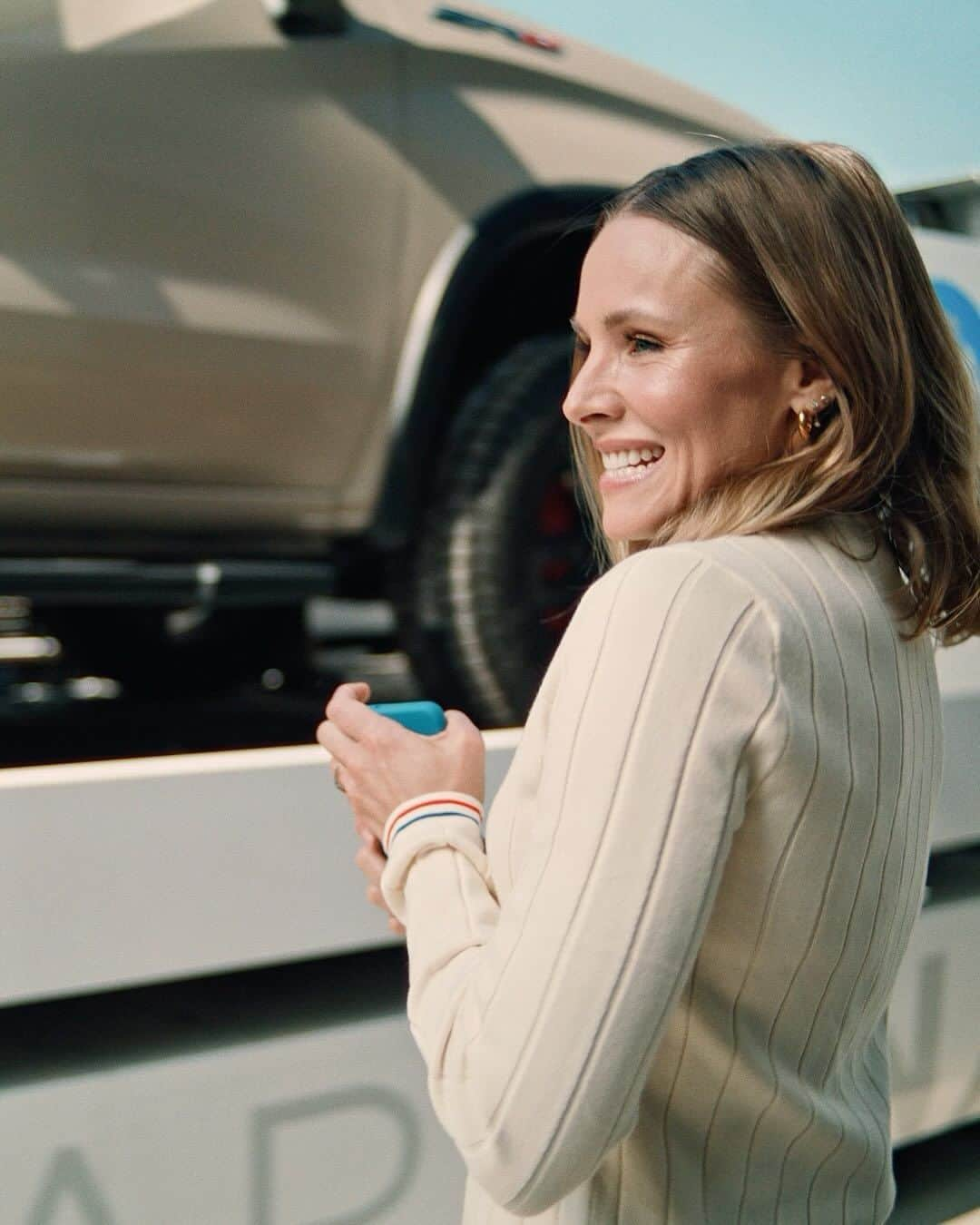 ダックス・シェパードのインスタグラム：「As you may know, I’m not one to sell my cars very often (or at all), but @goCarvana makes selling and buying vehicles so easy! See for yourself at #Carvana today. @KristenAnnieBell sure did! #ad #trucks #AlwaysHaveBackup」