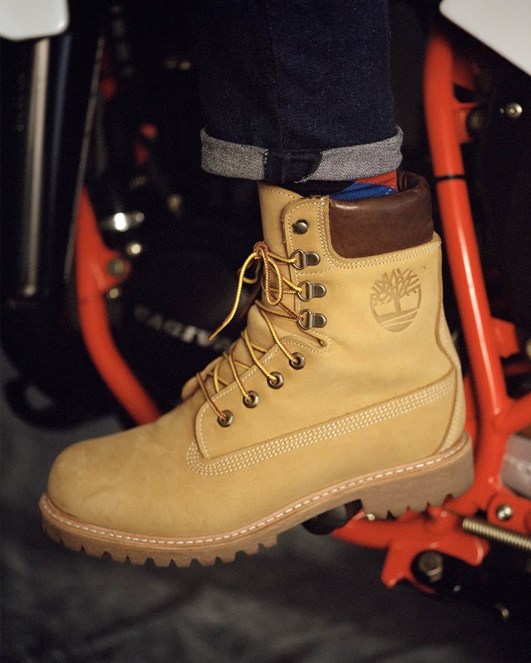 ティンバーランドさんのインスタグラム写真 - (ティンバーランドInstagram)「“These shoes are for ‘Paninari’ objects of worship.” 🇮🇹  A full circle moment for Paninaro movement's own Bircide, who experienced the global impact and effect of the Original Timberland® Boot in the streets of Milan.   Hear more about his story in “This is Not a Boot: The Story of an Icon,” presented by @highsnobiety.   Out now. Link in bio. ⬆️  #Timberland #Timberland50 #BuiltForTheBold #ThisIsNotABoot」10月26日 1時00分 - timberland