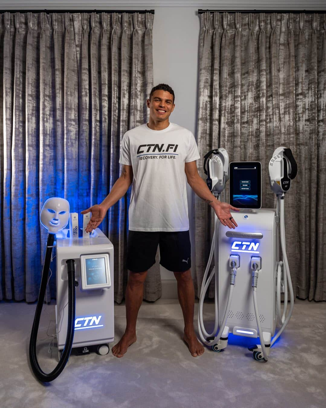 チアゴ・シルヴァのインスタグラム：「CTN’s advanced devices are great for supporting recovery, rehabilitation and performance. The X-TONE™️ muscle stimulation and X°CRYO™️ localised cryotherapy devices are quick and easy to use to ensure optimal results.   Visit @ctn.fi for more information on their advanced recovery devices! 🔋」