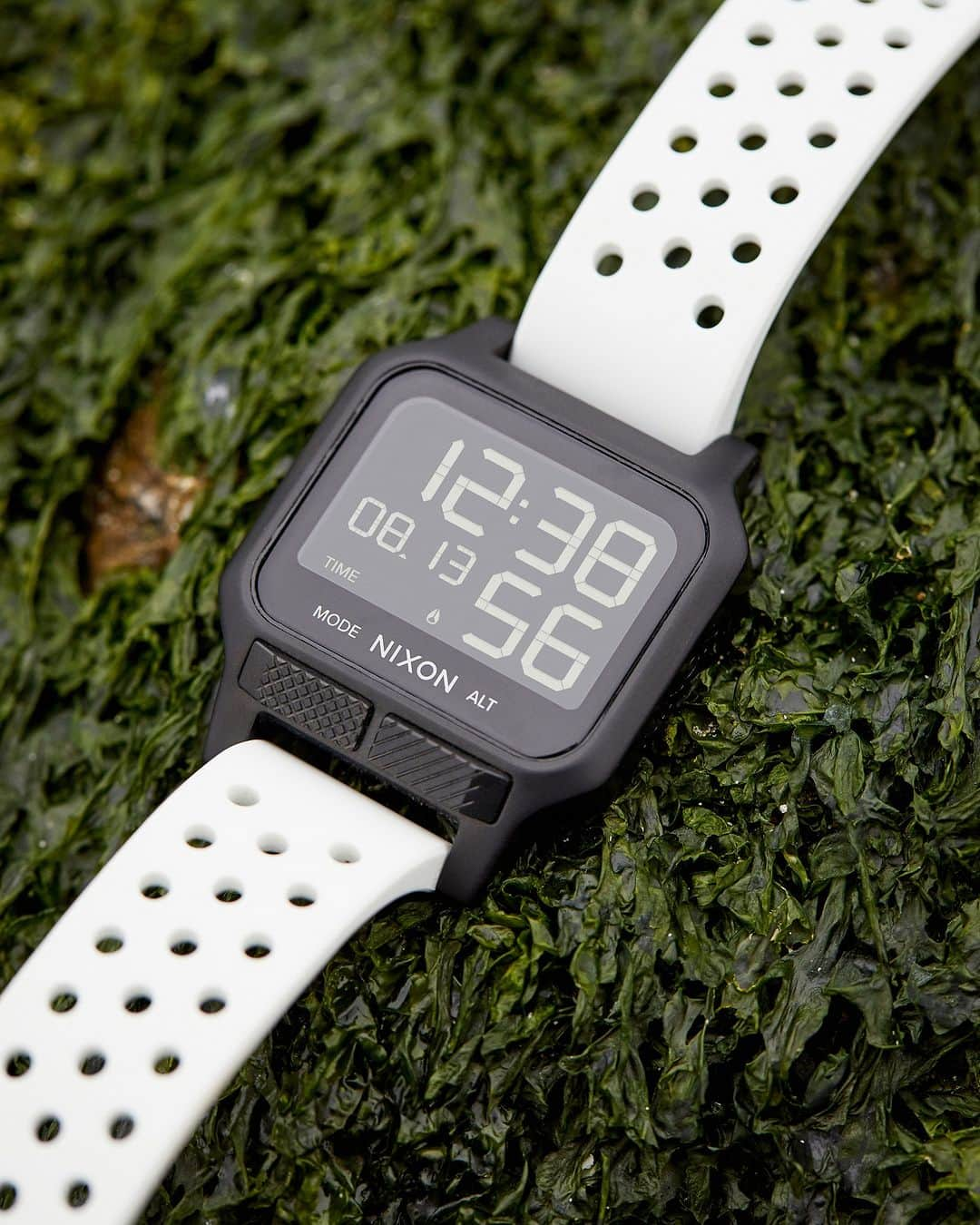 ニクソンのインスタグラム：「The Heat works hard, so you can play hard.   With essential training features and an ultra-thin 8mm case design, The Heat truly is the ultimate sports watch.」