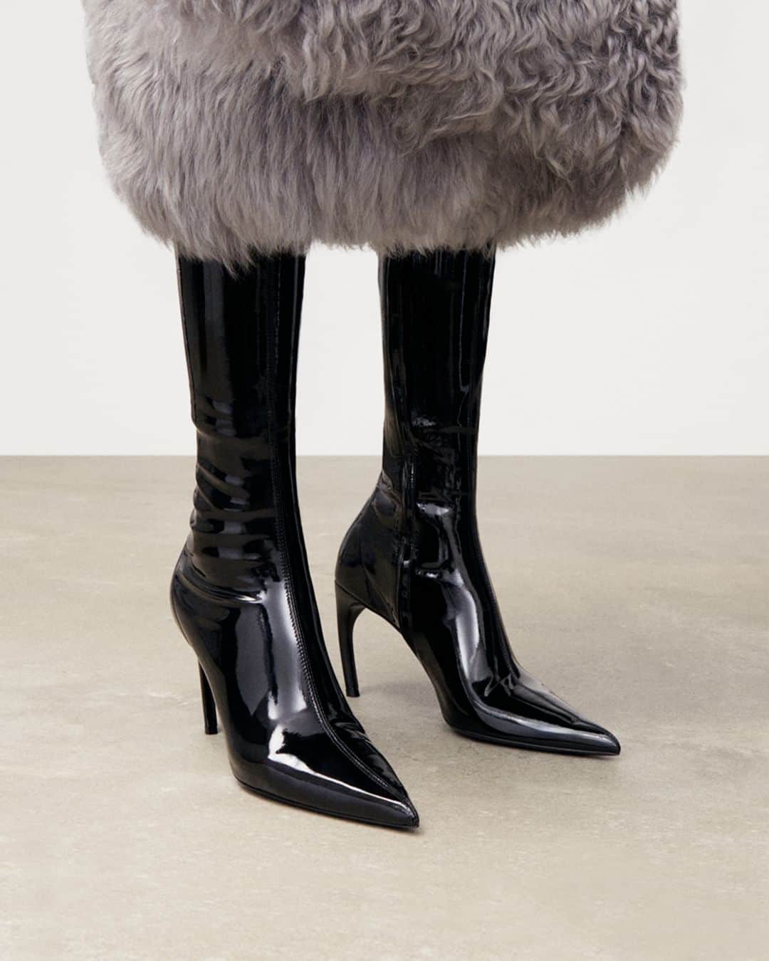 サルヴァトーレ・フェラガモのインスタグラム：「The dark side of modern sophistication: shiny, slinky and sculptural. #Ferragamo #FerragamoBoots」