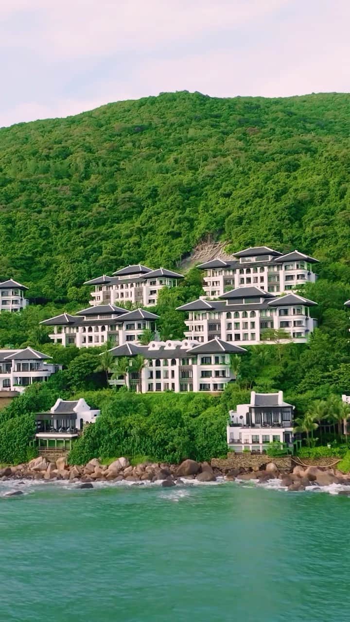 のインスタグラム：「Join us at @intercontinentaldanang in Vietnam, where luxury meets nature’s beauty. 🌴✨  Nestled among palm trees, overlooking a pristine beach, the resort offers a world of unforgettable experiences. 🌊 Here you can indulge in private coves, award-winning dining, luxurious accommodations, spa bliss, nature adventures, mesmerizing sunsets, and infinity pools. 🌅  📽 Shot by @kielymizumoto for Beautiful Destinations 📍 @intercontinentaldanang, Da Nang, Vietnam 🎶 Levis Remix - Nanana Vs Cola (Mashup)」