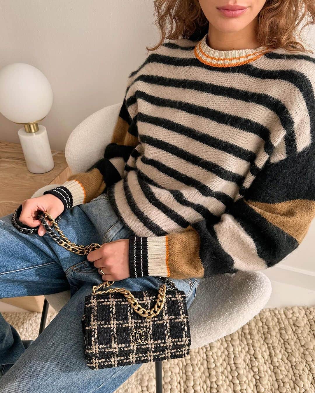 Shopbopのインスタグラム：「#OOTD 🤳 Earn your style stripes this season in a snuggly-soft sweater, relaxed jeans & luxe bag (hello, cold-weather uniform). Shop via link in bio 🛍️」