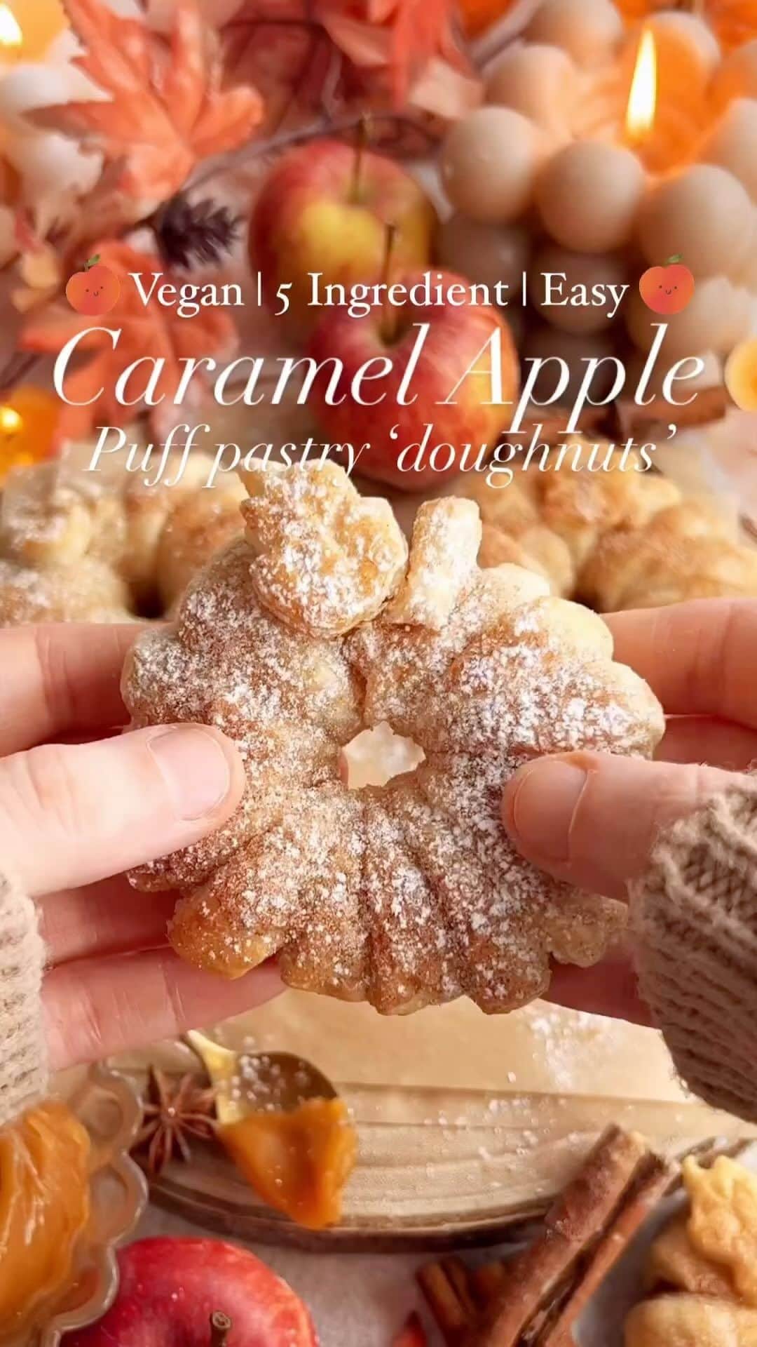 Sharing Healthy Snack Ideasのインスタグラム：「Caramel Apple ‘Doughnuts’🍎 YAY or NAY? Who wants one?? By • @thelittleblogofvegan  Raining outside… so bake some cozy pastries with me 🍂 UNBELIEVABLY flakey puff pastry is wrapped around fresh apple slices coated in cinnamon sugar served with caramel sauce🤤 Vegan, no-egg, no-dairy, gluten-free option & 5 ingredients. The perfect treat for Autumn / Fall 🍎🍂 🍎Vegan + GF puff pastry sheets 🍯Caster / granulated sugar 🍎Ground cinnamon 🍯Apples 🍎Dairy-free milk 🍯Vegan caramel sauce .」
