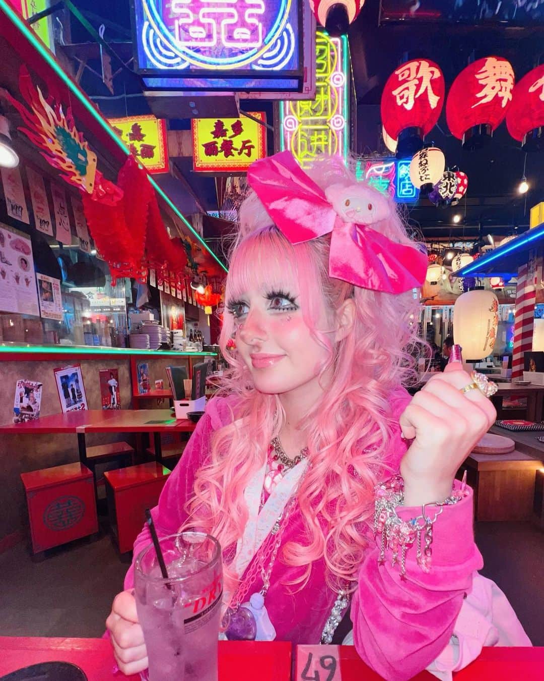 のインスタグラム：「Her makeup on my face  @dededooo」