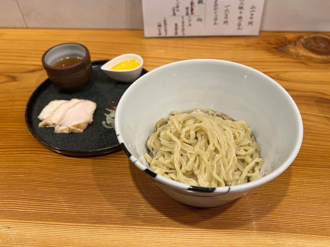 SUSURUのインスタグラム：「埼玉随一のラーメン店、かねかつさん。 うめえ！！ #susuru_tv #らーめんかねかつ #北浦和 #埼玉 #あぶらそば #得肉SP #うまい  #ラーメン #らーめん #ramen #ラーメン部 #ramennoodles #毎日ラーメン生活 #麺スタグラム #japaneseramen #japanramen #foodstagram #foodie #noodles #instanoodle #instaramen #instafood #埼玉ラーメン #油そば #汁なし」