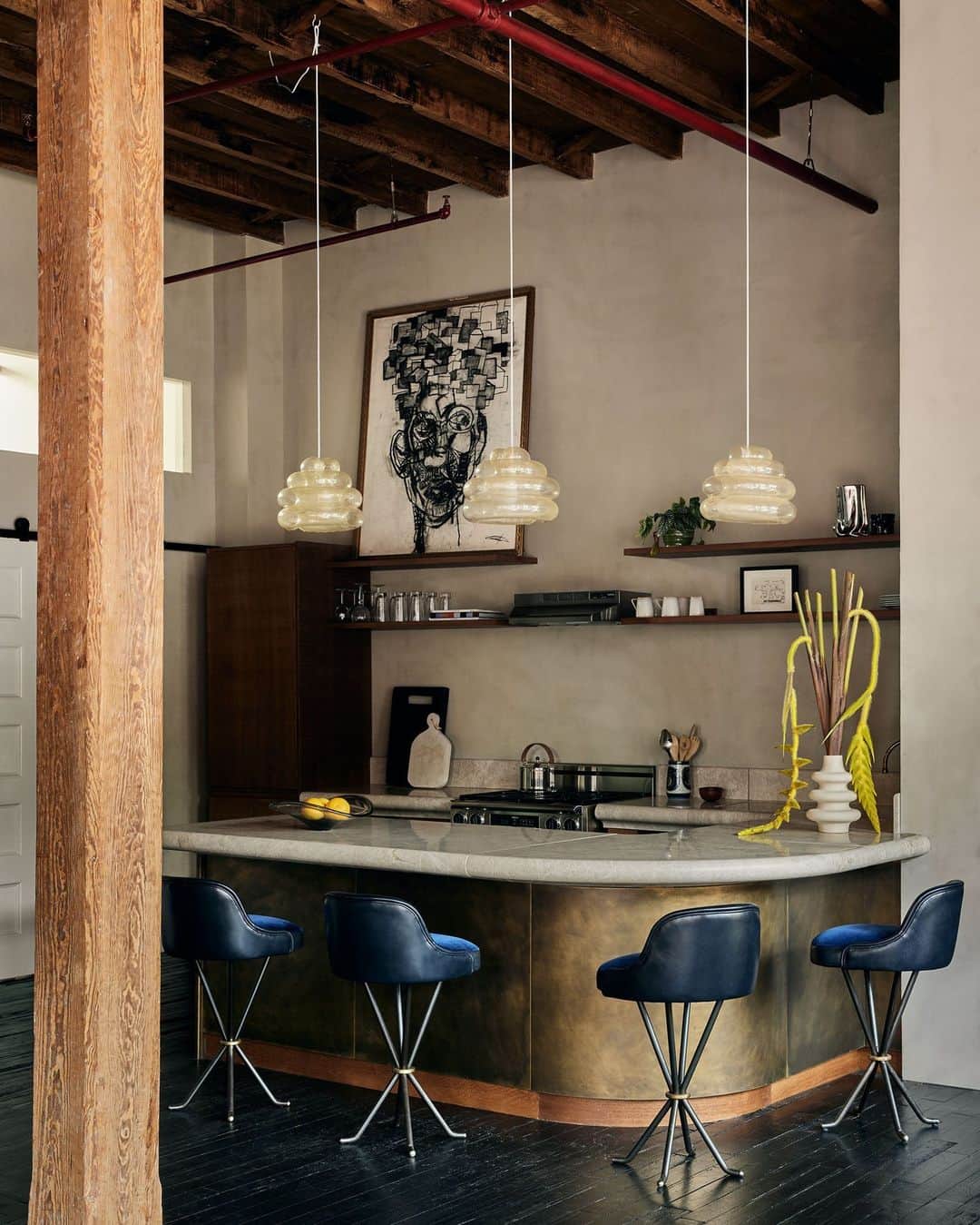 ELLE DECORのインスタグラム：「When Ciarán McGuigan, creative director of Northern Irish furniture brand @orior_furniture, set about renovating his Brooklyn loft, he called upon a few friends for help, including his college friend and Orior’s head of design, Jean Morana, and a bunch of other pals. McGuigan recalls needing a “teleporter” (Irish-English for “forklift”) to transport some of the bulkier pieces from the street. “We were lifting the marble for the kitchen counter, and one of the young lads just goes, ‘Jesus, this weighs more than my granny’s funeral casket,’” he recalls. “We all just burst out laughing.” Those anecdotes, as well as the many memories embedded in the first-batch Orior pieces throughout the home, are key for McGuigan. “I come in here and I see a lot of great conversations...and a lot of great stories.”   To tour this effortless city pad, click the link in bio, as seen exclusively on elledecor.com. Written by @helmadden. Photographed by @nicole_franzen.」