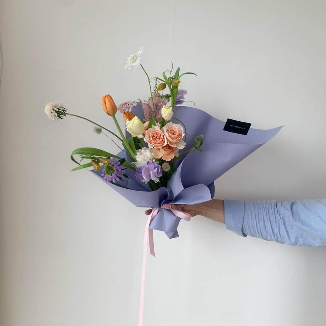 플로리스트 이주연 florist Lee Ju Yeonさんのインスタグラム写真 - (플로리스트 이주연 florist Lee Ju YeonInstagram)「. . 🩵 .  바네스플라워 VANESS FLOWER . Katalk 채널 바네스플라워  kakao ID vaness52  E-mail vanessflower@naver.com . Paypal payment possible . 서울시 중구 청파로464 브라운스톤서울 101동2806호 📞02-545-6813」10月25日 23時30分 - vanessflower