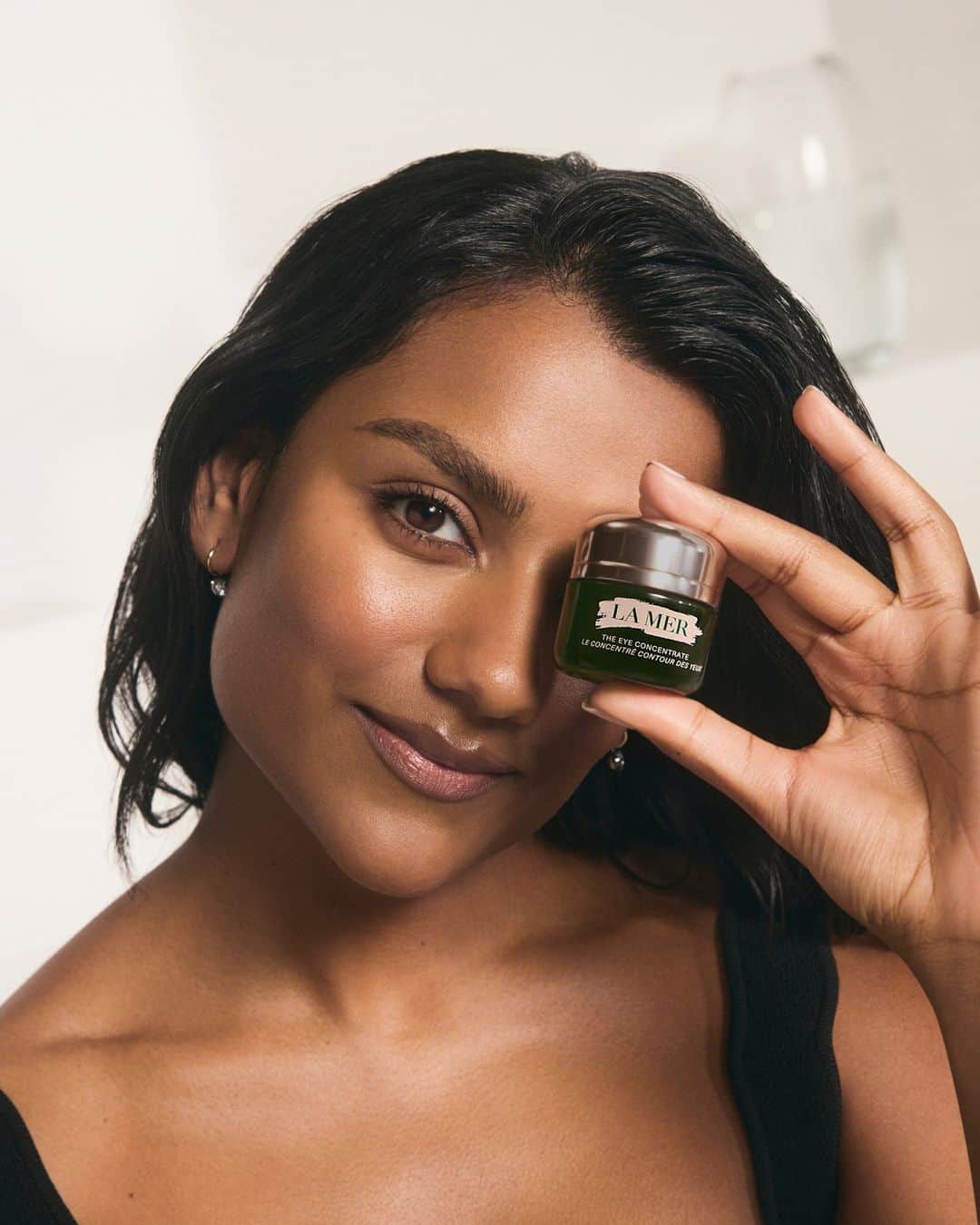 ドゥラメールのインスタグラム：「One rising star, four famous formulas: @simoneashley recommends these La Mer favorites as go-to gifts this holiday season.  🎁 The Treatment Lotion: A splash of hydration and energy to optimize skin for every step that follows 🎁 The Concentrate: Visibly soothes signs of irritation that can lead to premature aging 🎁 The Eye Concentrate: Reduces the look of dark circles and lines in 21 days 🎁 Crème de la Mer: The moisturizer that started it all helps heal dryness for skin that feels soft, supple, and smooth  Click the link in our bio to shop these essentials. #LaMer #LaMerSkincare #LaMerTreatmentLotion #LaMerConcentrate #LaMerEyeConcentrate #CremedelaMer」