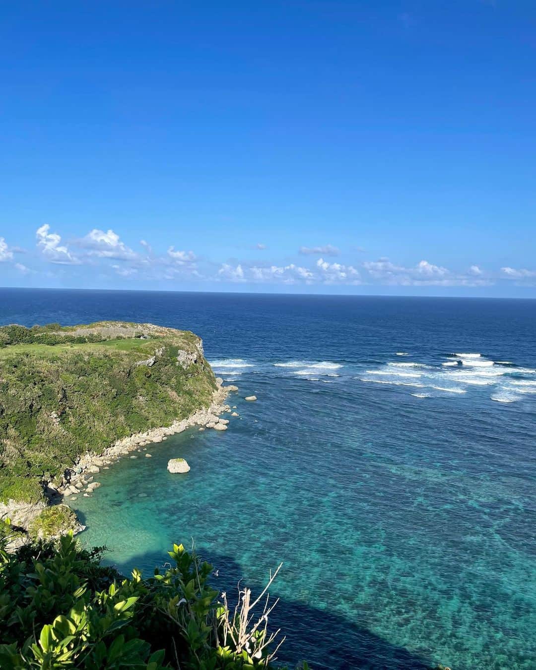 miriishiiのインスタグラム：「🍃 ⁡ 2度目の宮城島🫶 ⁡ この美しい自然の景色をどうやったら 大切に未来に遺すことができるのだろうと改めて思った日:) ⁡ 地球って星は本当に美しいよね🌏🩵 月とか火星とか他の星に行くよりも 私は地球に住み続けたいな〜👽🛸 ⁡ ⁡ ⁡ #ミリ旅 #OKINAWA ⁡」