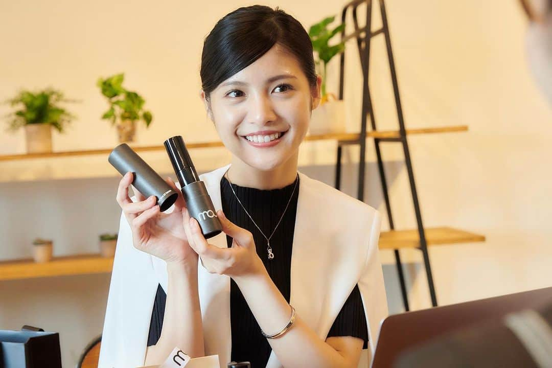 美沙玲奈のインスタグラム：「◌˳˚⌖ ◌˳˚⌖ 私事ですが、本日【10月25日】で 株式会社mou＼✨1⃣周年✨／となりました🎂🎉  いつも関わって下さっている皆様へ 感謝の気持ちでいっぱいです🤝!!  1年前は、右も左も分からないまま準備に追われる日々で毎日があっという間で😂でも、周りの方に教わり学びながら無事に登記を終えて社印や名刺などが届くたびにワクワクして背筋が伸びて少しずつ意識が変わっていきました。  初めてのビジネスは難しいことばかりで、周りを見ると凄い方ばかりなのでよく分からない焦りや不安もあったけれど、今では私らしく私のやり方、私のペースを守りながら目の前のことを見失わないように大切に向き合うことを心がけています😌🍀  濃い時間、経験、挑戦、達成、出会い‥どんな瞬間も私にとって貴重であり人生の財産になっています。 2年目も、コツコツと逞しく!!人として成長出来るように頑張ります💪❤️‍🔥  そして、【 @mou_inc.official 】 このmou The First SP Serumも、ゼロからのスタートから始まって今では皆さまのおかげもあり少しずつ知って頂けて、試して愛用して頂けるようになりました🌱  もちろん!!私も毎日塗っております🥰我ながらスピキュール愛が止まりません🌹✨皆さまのお肌にも、良いことがありますように🍀꙳⋆   今後ともmouを何卒宜しくお願い申し上げます。  株式会社mou 代表取締役：Rei」