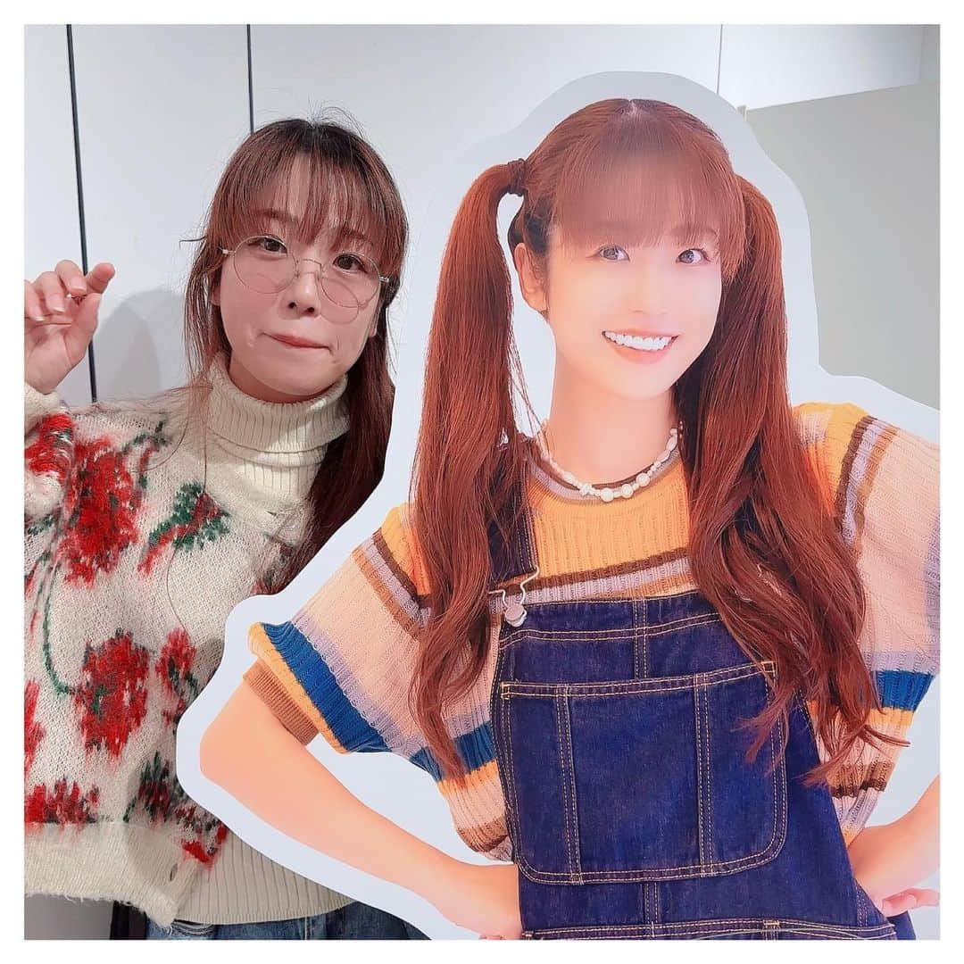 富田麻帆さんのインスタグラム写真 - (富田麻帆Instagram)「富田麻帆 ポップアップストア in 新宿マルイメン 8階 に行ってきました！！！  正直、とてつもなく不思議な気分でした。笑 まさか、自分名義のポップアップストアを開催出来る日が来るとは...！ エスカレーターあがったら、自分がいたので笑っちゃった！  売り切れになった商品もあるようで、本当に感謝です🙇🏻‍♀️ ありがとうございます！！！  売り切れてしまった商品、皆様のお声が多ければ事後通販が出来る....かも？です。 ポップアップストア開催中の再入荷の予定はないので、そこはご了承ください🙇🏻‍♀️  あ！等身大パネルにサインやらラクガキ(?)やらも書いたので、 これから来場予定のかたは、チェックしてみてください♡  #富田麻帆 #ポップアップストア #マルイメン新宿  #まほポップ」10月25日 23時32分 - maho_tomita6261