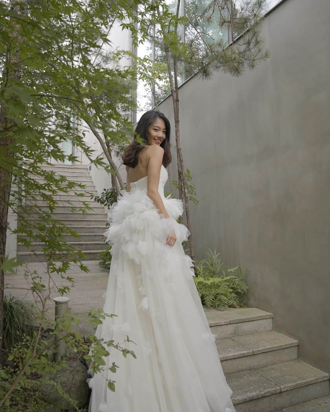 佐藤マクニッシュ怜子のインスタグラム：「👰🏻‍♀️💭  *this is a photo shoot not my actual wedding guys  今日はAMATERAS x ウェディングの撮影でした👰🏻‍♀️ 実は結婚式でウェディングドレスの下にドリーミーを着る方や、AMATERASのドレスやスーツを参列する際でも着てくださる方が多いんです。そんな提案のコンセプト撮影をしてきました。AMATERASのアカウントでもこれからたくさん素敵なお写真やスタイリングなど出るのでもうしばらくお待ちください💭 サテンヒールはマスト✔︎  やっぱりドレスってお仕事だとしても何度着てもわくわくするし、自信を持てるあの気持ちってなんなんだろう🤔  朝からいい１日でした📸」