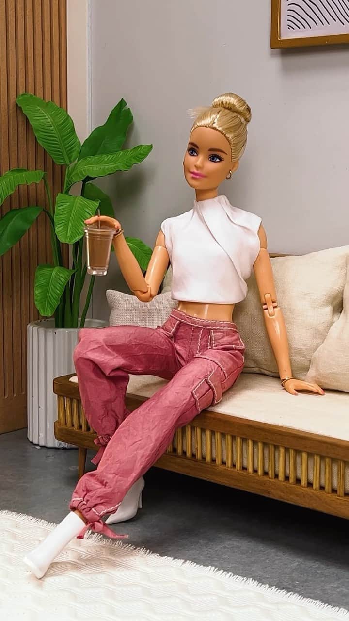 バービーのインスタグラム：「The sound is so satisfying. 🧊 #barbie #barbiestyle」