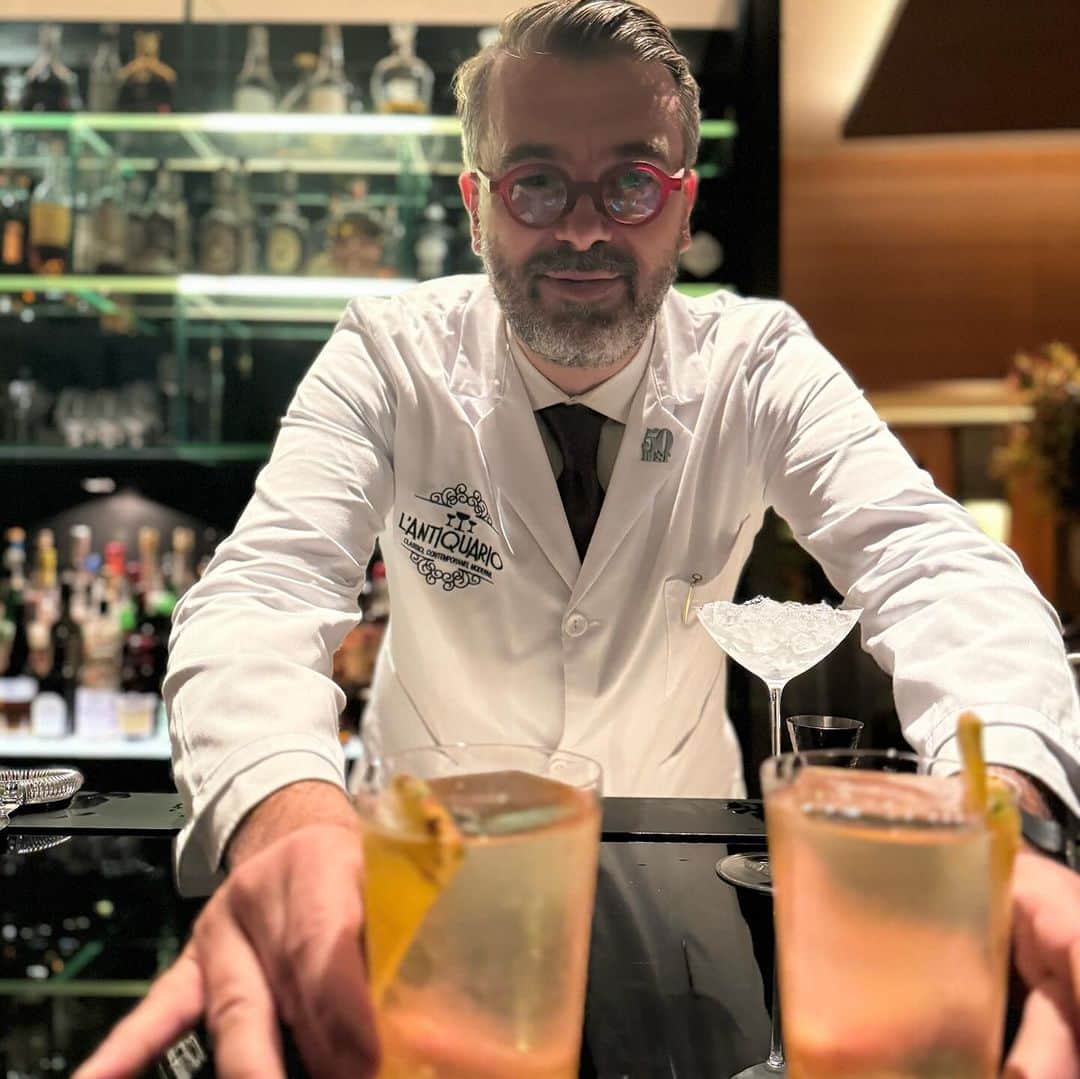 土井地博のインスタグラム：「BVLGARI GINZA BAR @bulgarilucafantintokyo   BVLGARI GINZA BAR主催のイベントへ。 ゲストバーテンダーであるアレクサンダー・フレッツァ氏　ナポリのバー≪ランティクゥアリオ≫の共同経営者でありバーテンダーが自らつくるお酒を堪能。 「2022年世界のベストバー50」、2023年「Bar World 100」にて最も影響力のある人に選出されている本格派の方。 同い年だと聞いてビックリ😆  特別メニューは1カ月のみなので色々トライしたい。 #bulgari #italy #bar #tokyo #ginza」