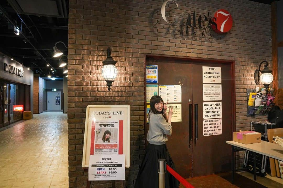 有安杏果さんのインスタグラム写真 - (有安杏果Instagram)「♪ ⁡ リルハー＠福岡Gate's7 ⁡ 秋冬公演3箇所目！ 1年ぶりに来れました♪ 会場の雰囲気が去年とはまた全然違う感じで素敵すぎました✨ 来てくれた皆さんありがとうございました！ 福岡のみんなの生声をようやく久しぶりに聴けて嬉しかったです☺️ 一緒にライブを作ってくれて本当にありがとう！ めちゃくちゃ楽しかったです🎶 ⁡ つい数日前スタートしたばかりの リルハー秋冬公演もあっという間に今月3公演終わってしまいました…🥺 ⁡ 岐阜、広島、福岡、それぞれのカラーがあって 会場やみんなの雰囲気も違くて、各ライブ弾き語りならではのその日にしか出来ないものになりました✨ ⁡ 久しぶりに来てくれた人、初めてライブに来てくれた人、夏のリルハーぶりの人、どんな人もみんな全員楽しんでもらえたら良いなぁーと思ってセットリストを考えてみました♪ 10月公演ラスト福岡で締めくくれて千秋楽みたいに出し尽くしました🔥 久々に喉がヒリヒリして良い疲れに浸ってます🫠❤️ ⁡ 余韻を楽しみながら来月のライブに向けてまた頑張ります！ 11月、12月の公演に向けても色々考えてるので、楽しみに待ってて下さい🙌 ⁡ ⁡ #acoustictour #piano #guitar #弾き語り #alittleharmony #リルハー福岡 #リルハー広島 #リルハー岐阜」10月25日 23時46分 - ariyasu_momoka_official