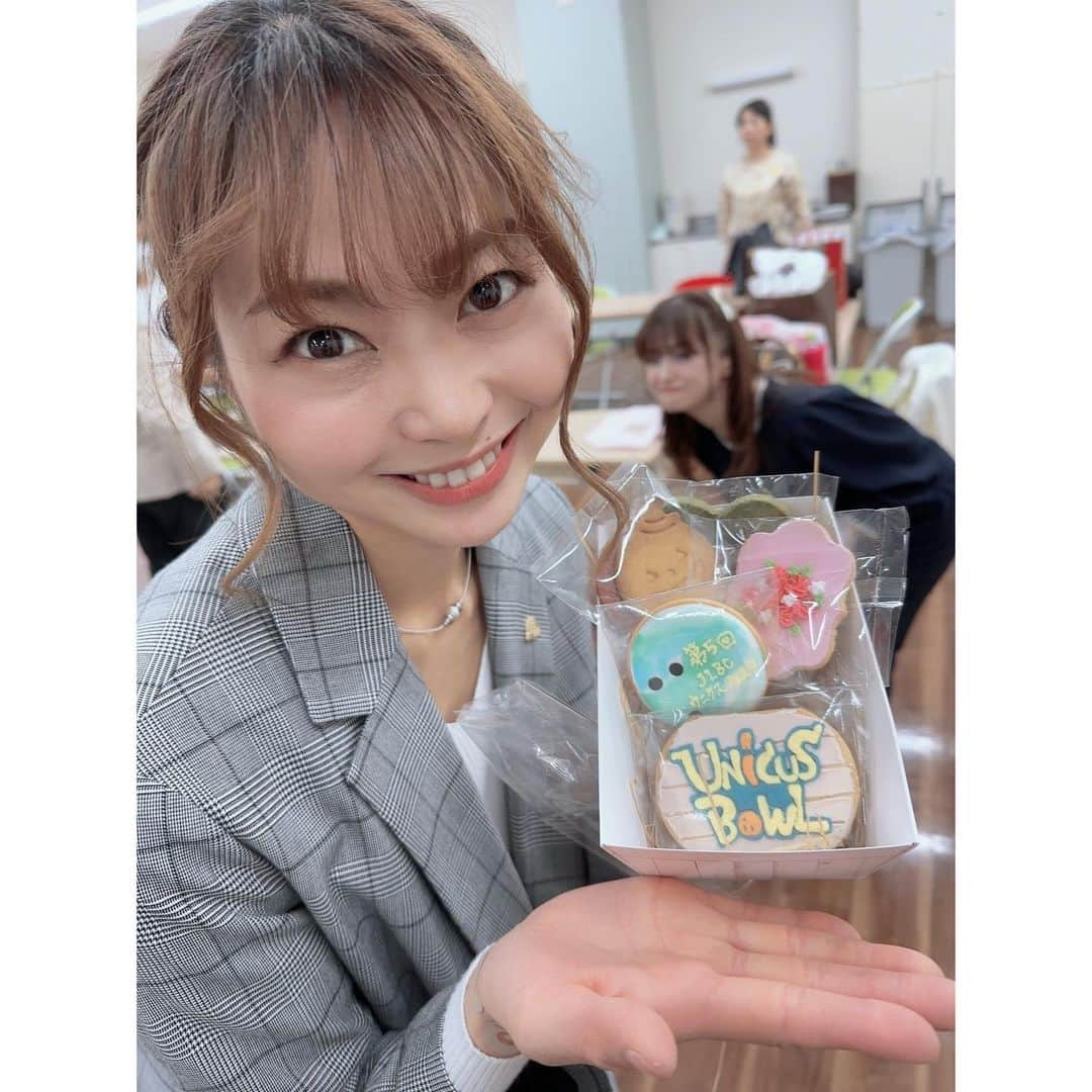 浅田梨奈さんのインスタグラム写真 - (浅田梨奈Instagram)「第5回JLBCウニクスフェスタ🌟 このイベントには初めて参加させて頂きました！ お客様との交流の場を作ってくださり 女子プロボウラーのバチバチバトルもあり とても素敵な大会をありがとうございました！ ウニクスボウルの志村社長、保倉プロ、スタッフの皆様 今回も至れり尽くせりのおもてなしをしてくださり 本当にありがとうございました✨  アイシングクッキーが可愛すぎる😍 勿体なくて食べるのは難しいですね😅  ウニクスボウルさんには来月にも伺わせて頂きます🙋‍♀️ 15日(水)第3回JLBCウニクスの集い 26日(日)チャレンジマッチ またお会いしましょう🤗  みなさまありがとうございました！  #bowling #ボウリング #プロボウラー #浅田梨奈 #ウニクスボウル #ウニクスフェスタ #JLBC #楽しい交流の時間 #女子プロボウラーガチバトル #アイシングクッキーの写真 #後ろに理沙さん🫶 #ポートレートでぼやけてるよ😂 #それでも可愛いのは分かる」10月25日 23時47分 - asdrn528