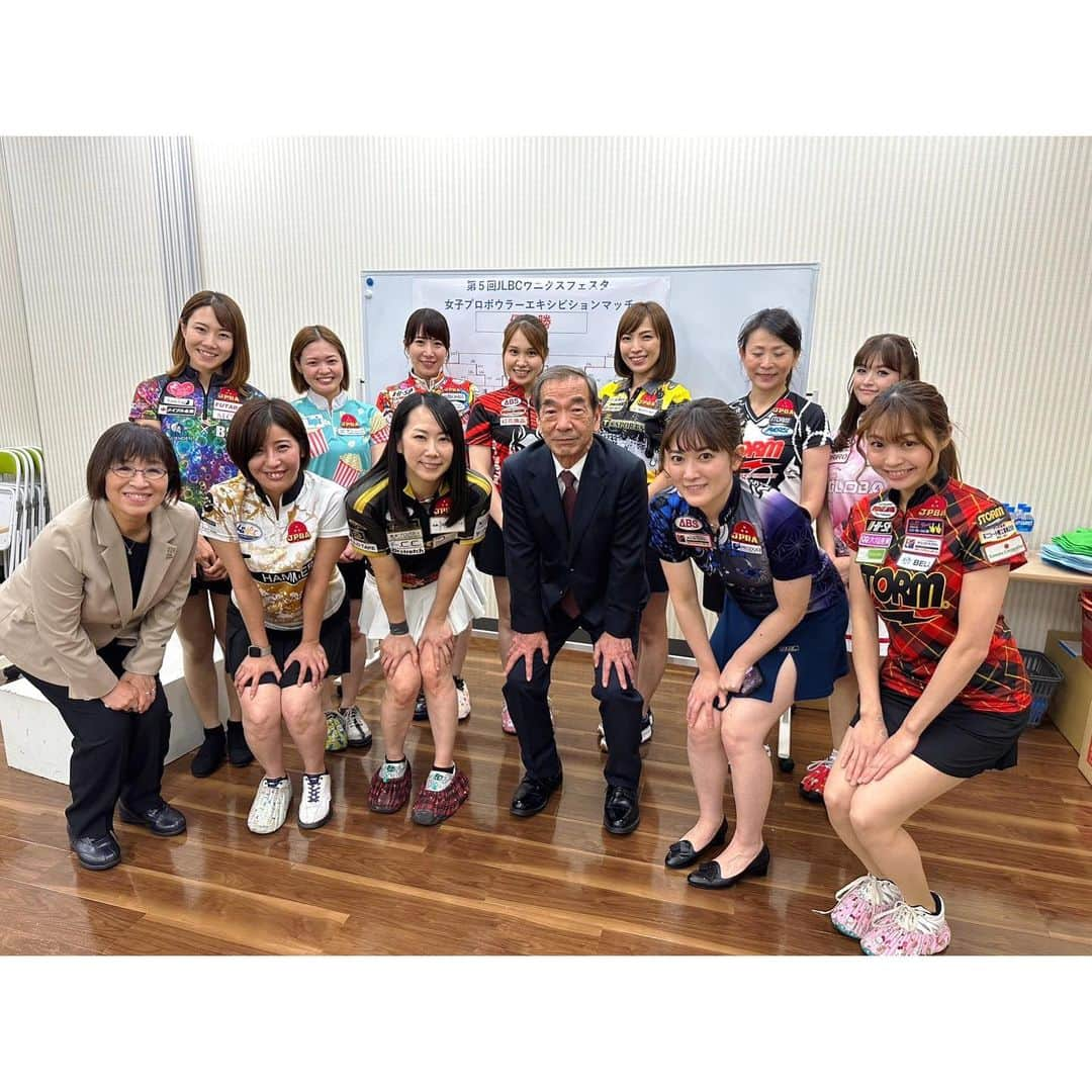 浅田梨奈さんのインスタグラム写真 - (浅田梨奈Instagram)「第5回JLBCウニクスフェスタ🌟 このイベントには初めて参加させて頂きました！ お客様との交流の場を作ってくださり 女子プロボウラーのバチバチバトルもあり とても素敵な大会をありがとうございました！ ウニクスボウルの志村社長、保倉プロ、スタッフの皆様 今回も至れり尽くせりのおもてなしをしてくださり 本当にありがとうございました✨  アイシングクッキーが可愛すぎる😍 勿体なくて食べるのは難しいですね😅  ウニクスボウルさんには来月にも伺わせて頂きます🙋‍♀️ 15日(水)第3回JLBCウニクスの集い 26日(日)チャレンジマッチ またお会いしましょう🤗  みなさまありがとうございました！  #bowling #ボウリング #プロボウラー #浅田梨奈 #ウニクスボウル #ウニクスフェスタ #JLBC #楽しい交流の時間 #女子プロボウラーガチバトル #アイシングクッキーの写真 #後ろに理沙さん🫶 #ポートレートでぼやけてるよ😂 #それでも可愛いのは分かる」10月25日 23時47分 - asdrn528