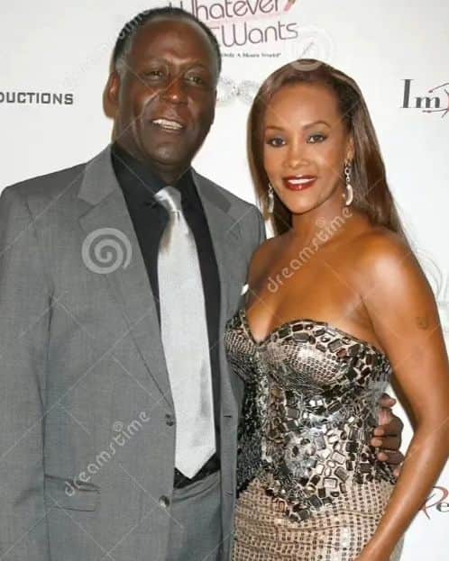 ヴィヴィカ・A・フォックスのインスタグラム：「GM Dawlings! My heart is sad this morning as late last night I learned that "LEGEND" HANDSOME Actor @officialrichardroundtree has passed. I had the blessing of working with Richard on alot of 1st in my acting career! He played my Dad on the soap opera #Generation's TV show #90210BeverlyHills Mr Roundtree thank u for your AMAZING GIFTS! U will truly be missed as u were the 1st African American Action Star #SHAFT I'll never forget the time u stood for ME when a director was being a jerk to me! I'll miss your smile, jokes, laughs & hugs! REST EASY KING! U DID WELL! #Classic #LEGEND #LeadingMan #Actor #SuperStar #Blessed #Respect #RestInParadise #RestInPeace 🙏🏾🎬🤴🏽😢🙏🏾」