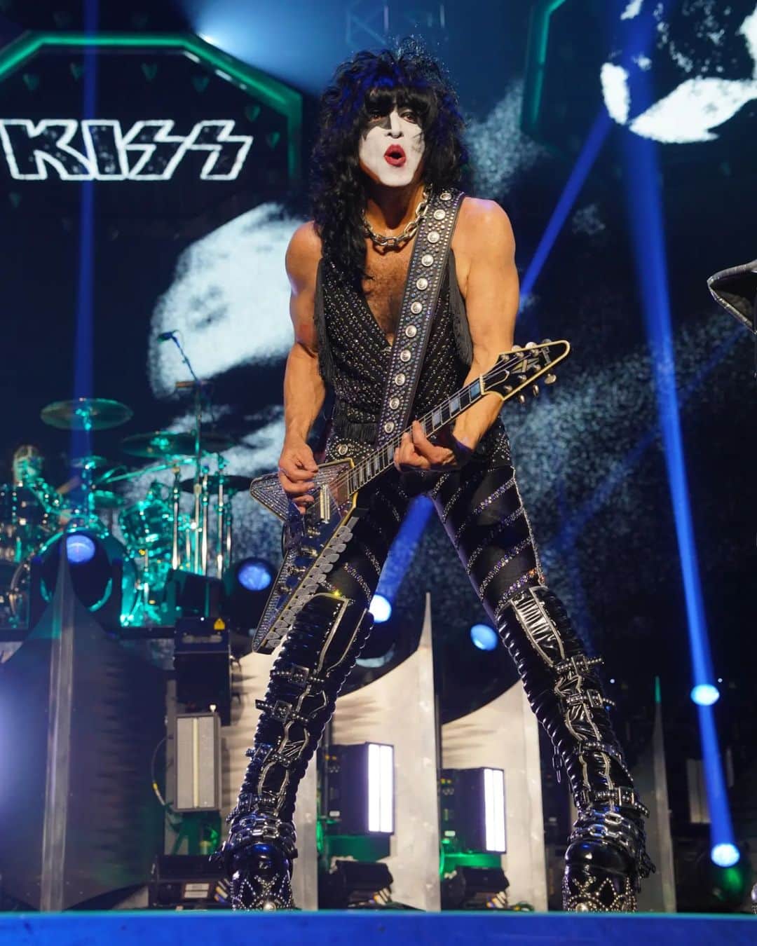 KISSのインスタグラム：「#STLOUIS! Tonight WE Rock! Be Loud & get Crazy, #KISSARMY! #EndOfTheRoadTour  Photos: Keith Leroux」