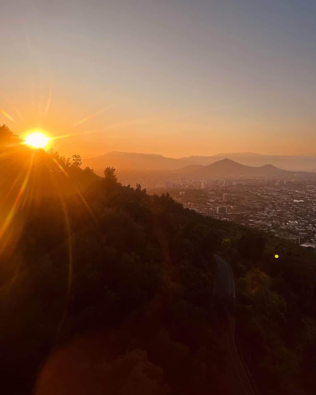 エリック・ラドフォードさんのインスタグラム写真 - (エリック・ラドフォードInstagram)「Finally got to explore Santiago a bit and it was gorgeous!   #travel #santiago #chile #explore #beautiful」10月25日 23時43分 - ericradford85