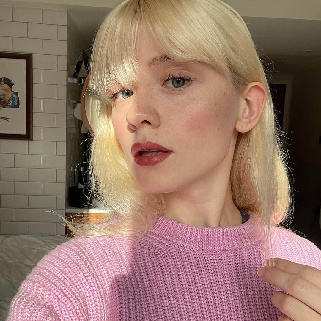 メイジー・ピーターズのインスタグラム：「tgw deluxe out this friday i can’t wait i can’t wait 🥰🤭🥹 and two shows in dublin starting tonight eeee 🥹🤭🥰 what song is everyone claiming rn i am claiming the last one because whenever i sing that song i think about u guys true fact :’)」