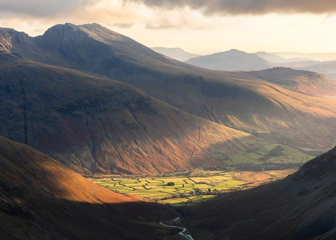 Canon UKのインスタグラム：「Surrounded by mountains and fells, the Lake District is home to spectacular scenes that fellow photographers travel from far and wide to capture 💫   On a windy December evening, Simon braved the bitter cold and paid a visit to Pillar via the Mosedale Valley and Black Sail Pass. The golden atmosphere helped illuminate Wast Water and the Wasdale Head ✨  Check out the link in our bio to discover photography tips and tricks about making the most of available light ☀️  📷 by @simonevansphotography  Camera: EOS 5D Mark IV  Lens: EF 24-70mm f/2.8L II USM  Shutter Speed: 1/125, Aperture: f/8, ISO 100」