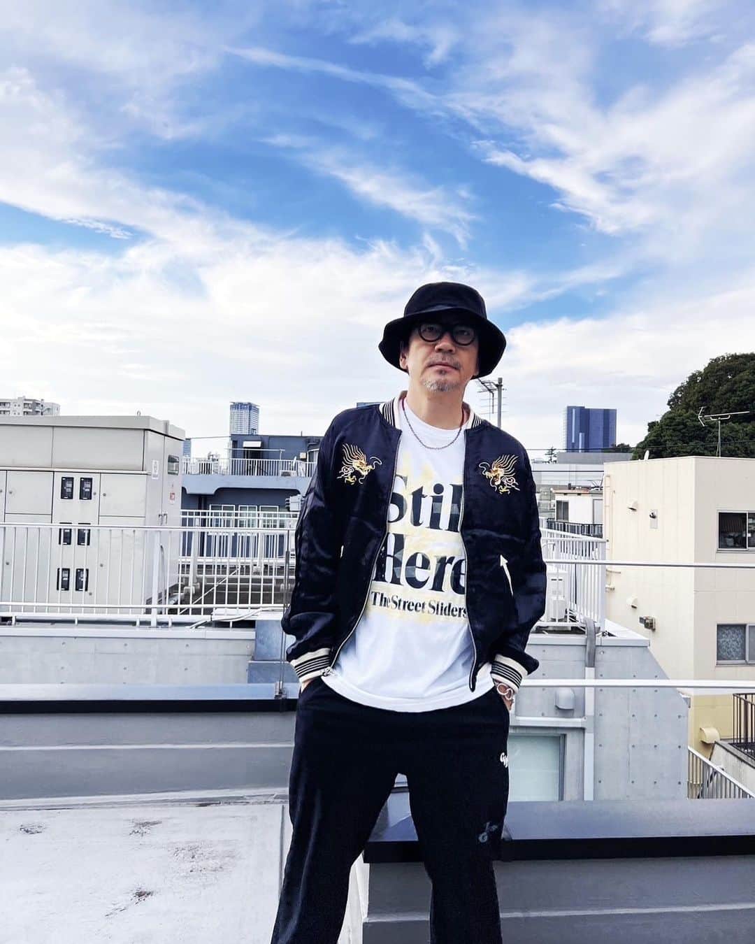 月に吠える。のインスタグラム：「横須賀フェス出演しますと伝えたら 御厚意、頂きまして  RUDE GALLERYさんから THE STREET SLIDERSコラボスカジャンを 衣装提供していただきました  ありがとうございます。 感謝です❗️  #TheStreetSliders #スライダーズ #rudegallery #StillHere #大森南朋 #大森南朋andtheoldbluebandits」
