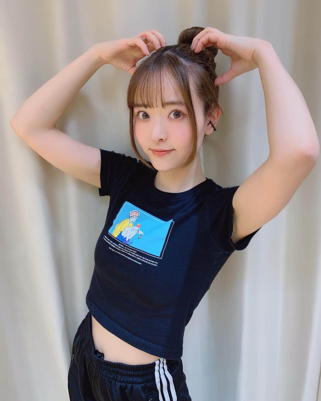 天城サリーのインスタグラム：「最近は髪の毛が邪魔で良くこれをしてます💃🏻💃🏻 ゆる団子〜🍡 みんな　#サリラジ　で言った通り23:30になったらストレッチした？？🤣🤣」