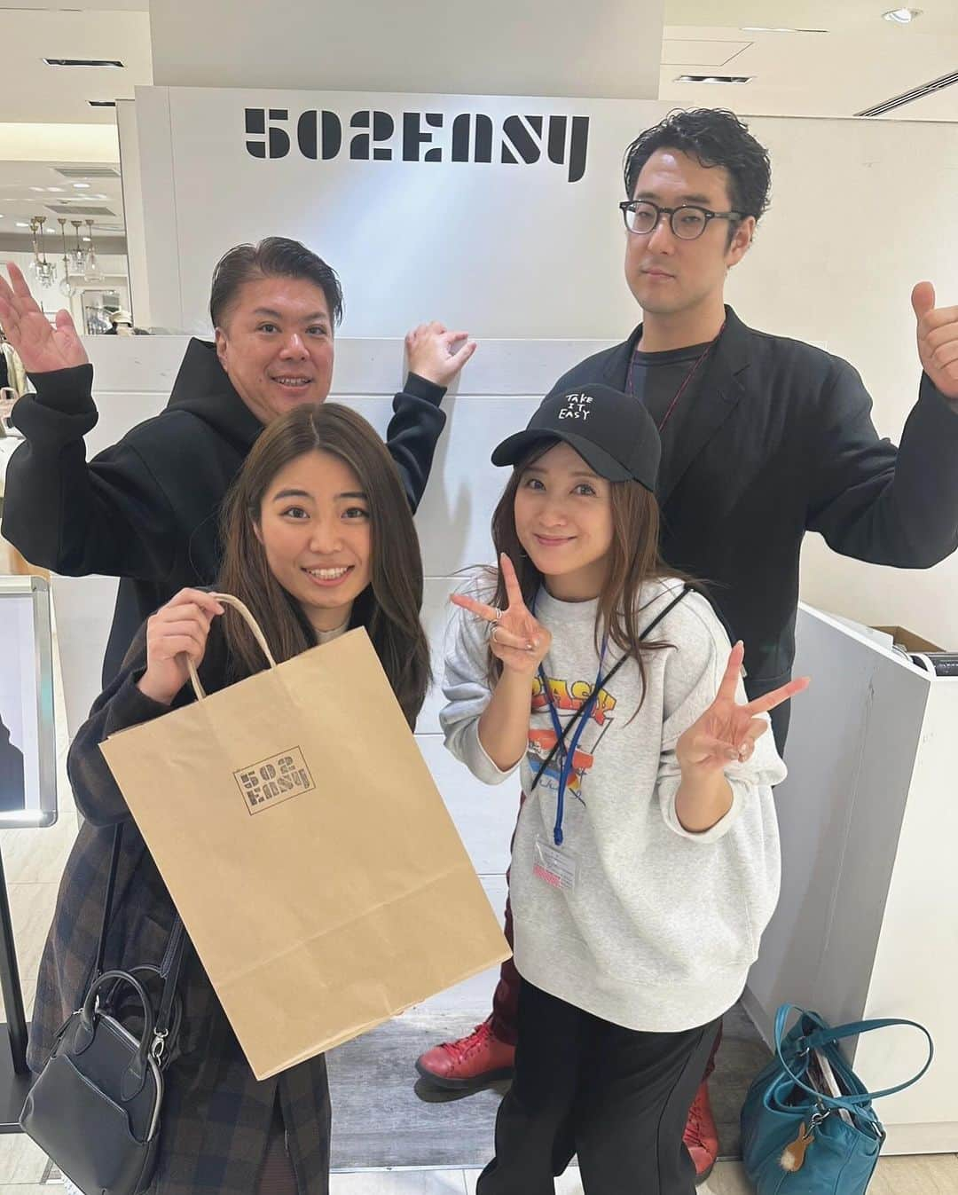 小松彩夏さんのインスタグラム写真 - (小松彩夏Instagram)「⁡ 私がプロデュースしているアパレルブランド【502EASY】の期間限定SHOP【502EASY POPUP STORE】が本日から始まりましたー‼️✨ ⁡ 初日から沢山の方に来ていただけて 本当に嬉しかったです🥹❤️ ⁡ お友達や知り合いの方もみなさん 本当にありがとうございます🙇‍♀️💕 ⁡ 戦士のみんなもお花ありがとう😭🌸 ⁡ 明日も終日店頭にいます🙋‍♀️ ⁡ 是非、気軽に遊びに来てもらえると嬉しいです😉❣️ ⁡ ——————————————— ⁡ 【502EASY POPUP STORE】 ⁡ 《日時》 10/25(水)〜10/29(日) 11:00〜21:00 ⁡ 《場所》 池袋PARCO本館B1 ↑駅直結です🚃 ⁡ ⁡ ——————————————— ⁡ #502EASYコーデ #小松彩夏 #こまっちゃん #ストリート系女子 #ストリートファッション #ストリートコーデ #カジュアルファッション #カジュアルコーデ #大人ストリート #ボーイッシュコーデ#大人カジュアル #モノトーンコーデ #モノトーン ⁡ ⁡」10月25日 23時53分 - official_ayaka_502