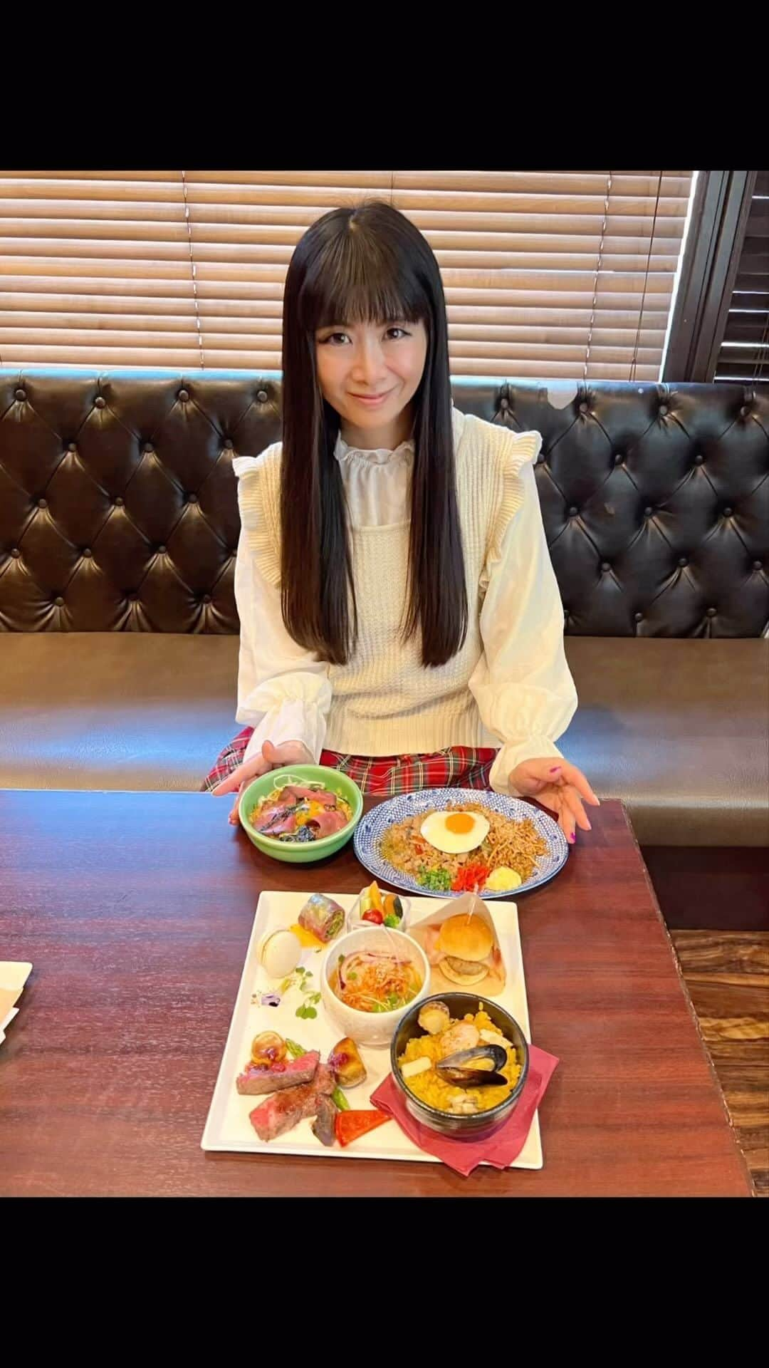 外村美姫のインスタグラム：「再再編集投稿★どうか消さないで下さい★ 同内容を2回強制削除されました。いいねして下さった方、コメントもありがとうございました😭😭😭  「カラオケパセラ」やっぱりハニトーのイメージがありますが、最近は更にカラフルに、更に楽しめる場所に進化しているんです。 @pasela.official  この度「カラオケパセラ」が開催する試食会に参加させて頂きました。試食メニューは ①肉と魚のWメインコースから、ミニバーガー他、お料理各種。 ②神戸そばめし×ガパオライス×ベビースターソース ③ブタメンしょうゆ×ローストビーフのまぜそば  レストランレベルのお料理はキッチンで1つ1つ作っているのだそう。美味しい。おやつカンパニー様とのコラボメニューもあり、見て食べて美味しいメニュー揃い。10月26日～おやつカンパニー様のコラボメニューがパセラで食べられるよ。レストラン専属シェフが作る珠玉のメニュー、是非味わってみて。  カラオケ屋のワクにとどまらない、総合エンタメ空間としてパセラの魅力炸裂。推し活利用出来る様に、ハニトーもカラフルに進化。大好きなDVDを流す事も出来るので、思う存分楽しめる。ベビーカーごと入れるお部屋もあったり、コラボルームも展開しているので、無限の楽しみ方がある。  しかも豪華シャンパンタワーの無料プレゼントキャンペーンも実施中。 歌わないカラオケとして、推し会、お誕生日会等、お祝いにシャンパンタワーは如何??シャンパンタワーセットの詳細は下記から確認してみてね。めっちゃ楽しかったですよ!! @pasela.official   #PR #パセラ #pasela #カラオケ #ベビースター #ブタメン #ハニトー #ハニートースト #おやつカンパニー  #カラオケパセラ #創作メニュー #レストラン #推し活 #推し #推し会 #外村美姫 #グルメ #グルメ好きな人と繋がりたい #グルメスタグラム #東京グルメ #グルメスタグラム #Foodie #Food #Delish #delicious」